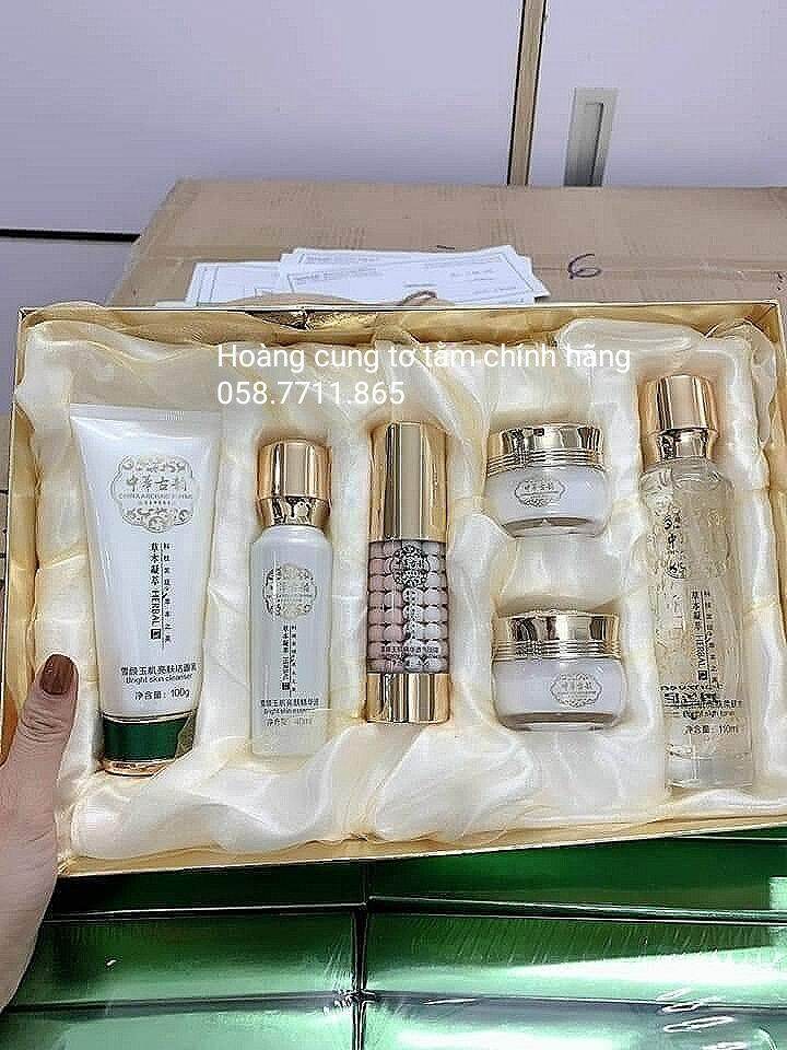 Hoàng cung tơ tằm chính hãng freeship bộ kem đặc biệt dành cho các bạn da yếu mỏng  da dễ dị ứng mĩ phẩm.  🤩🤩công dụng mờ nám  tàn nhang mờ thâm sẹo mụn  se khít lỗ chân lông dưỡng trắng da nâng cơ chống chảy xệ