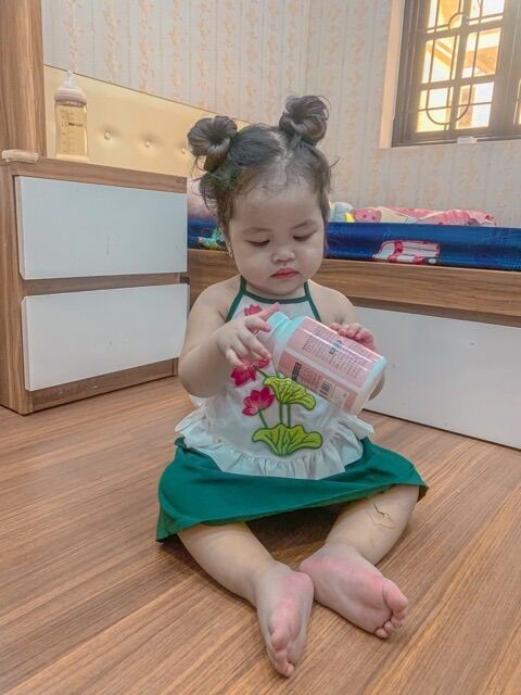 Yếm Lụa Hoa Sen Chân Váy Xanh Cho Bé Gái