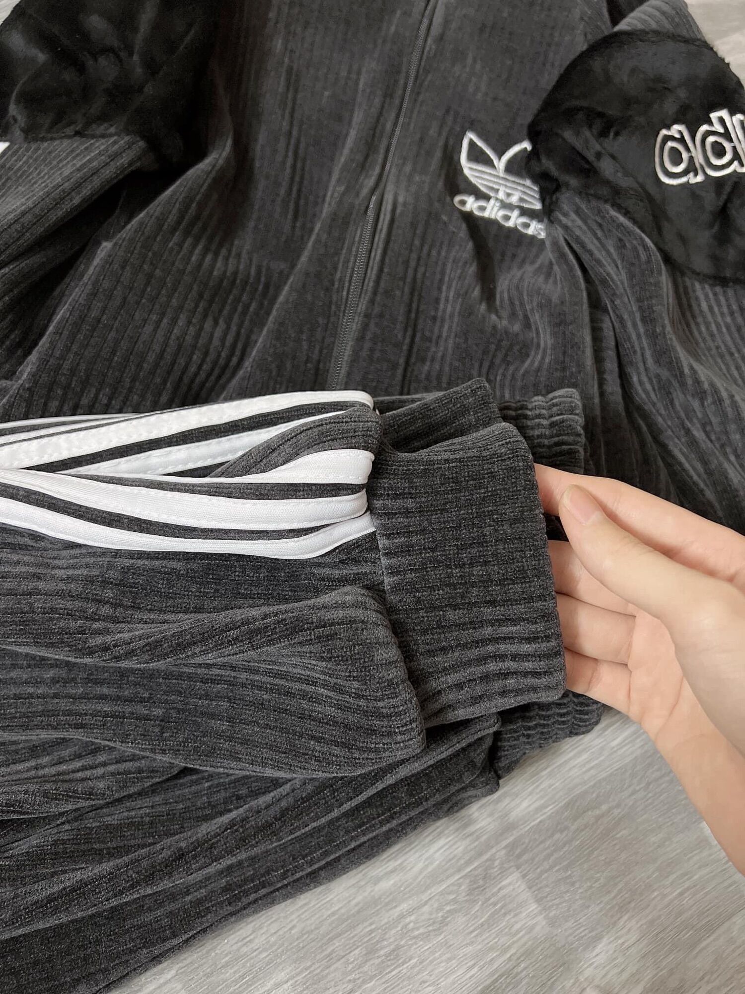 Bộ adidas nhung tăm nữ