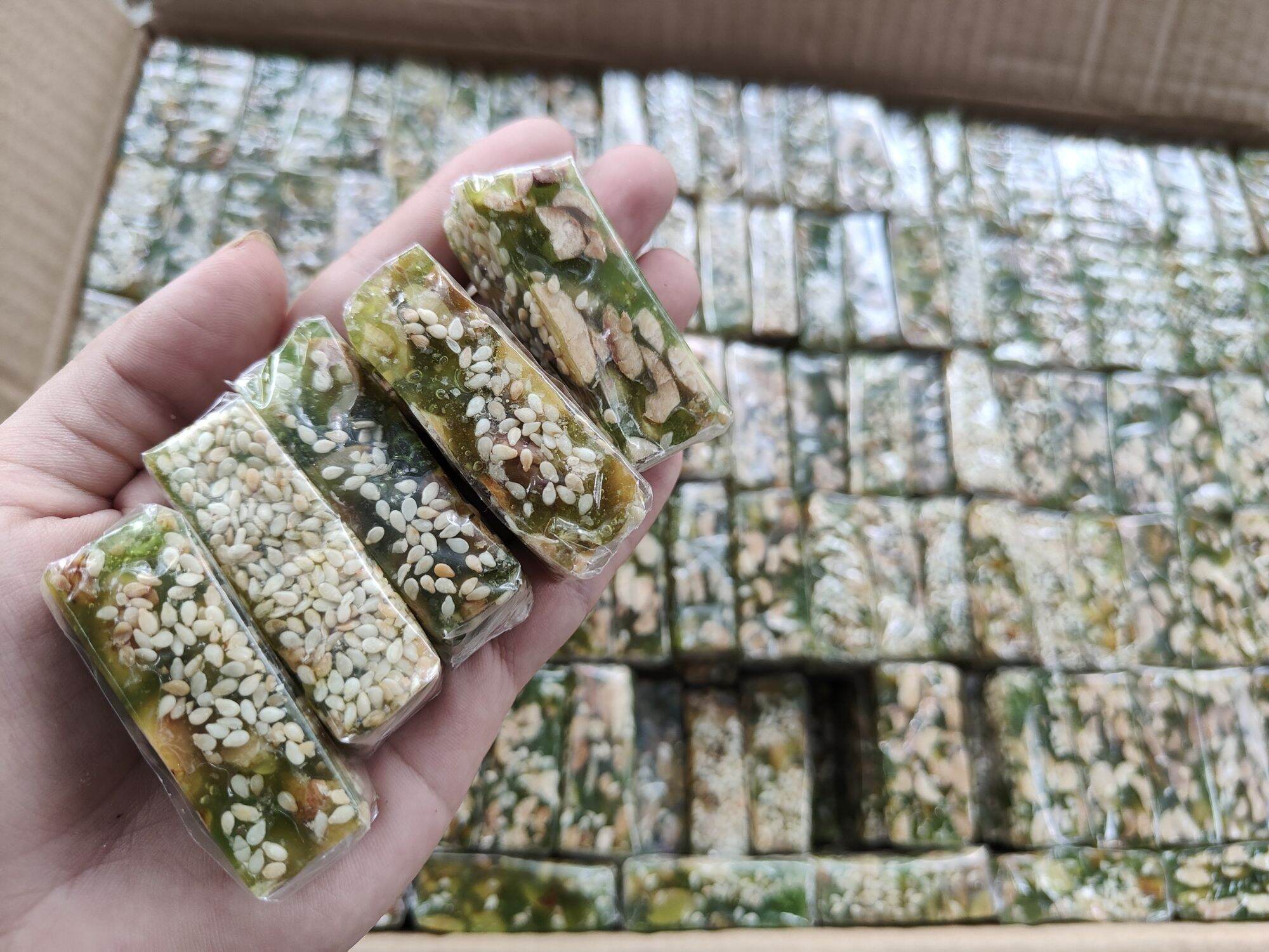 Kẹo mè xửng lá dứa hộp 500g