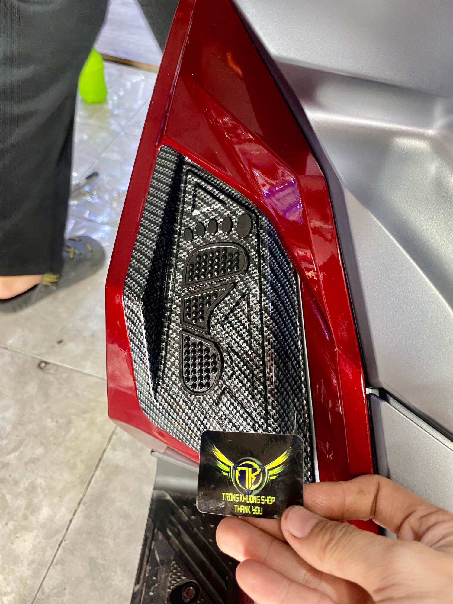 Ốp gác chân em bé cho xe ab 2020-2023 xi mạ crom, nhúng carbon