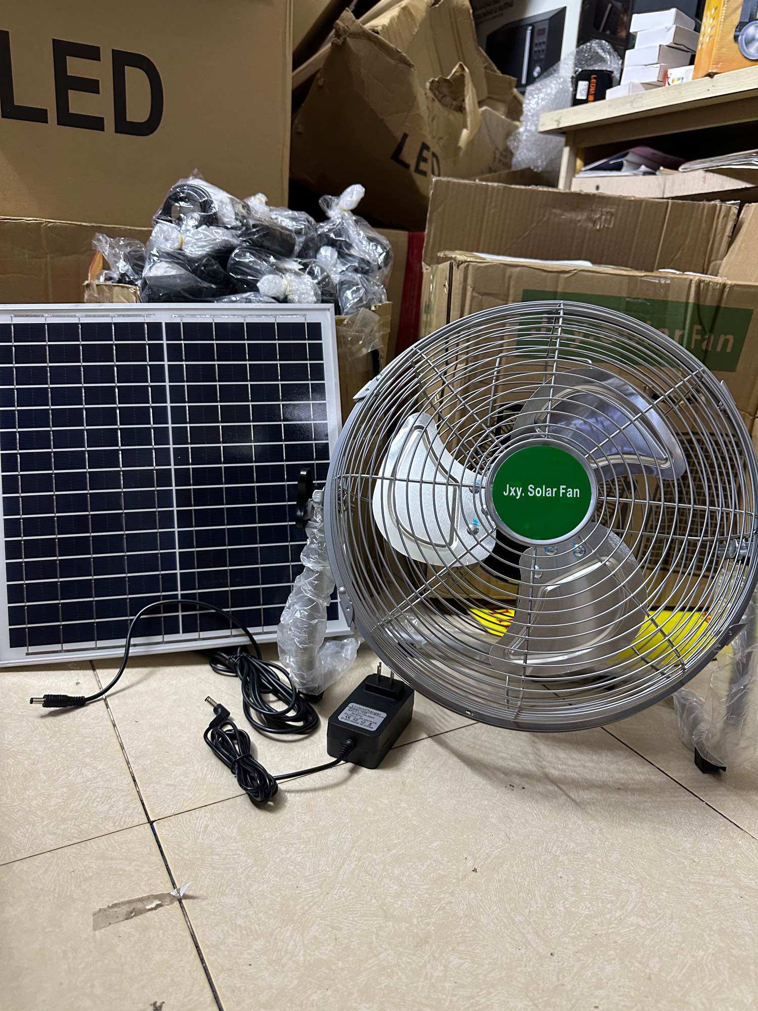 Quạt Năng Lượng mặt trời, quạt tích điện quatj đúng, quạt để bàn cao cấp