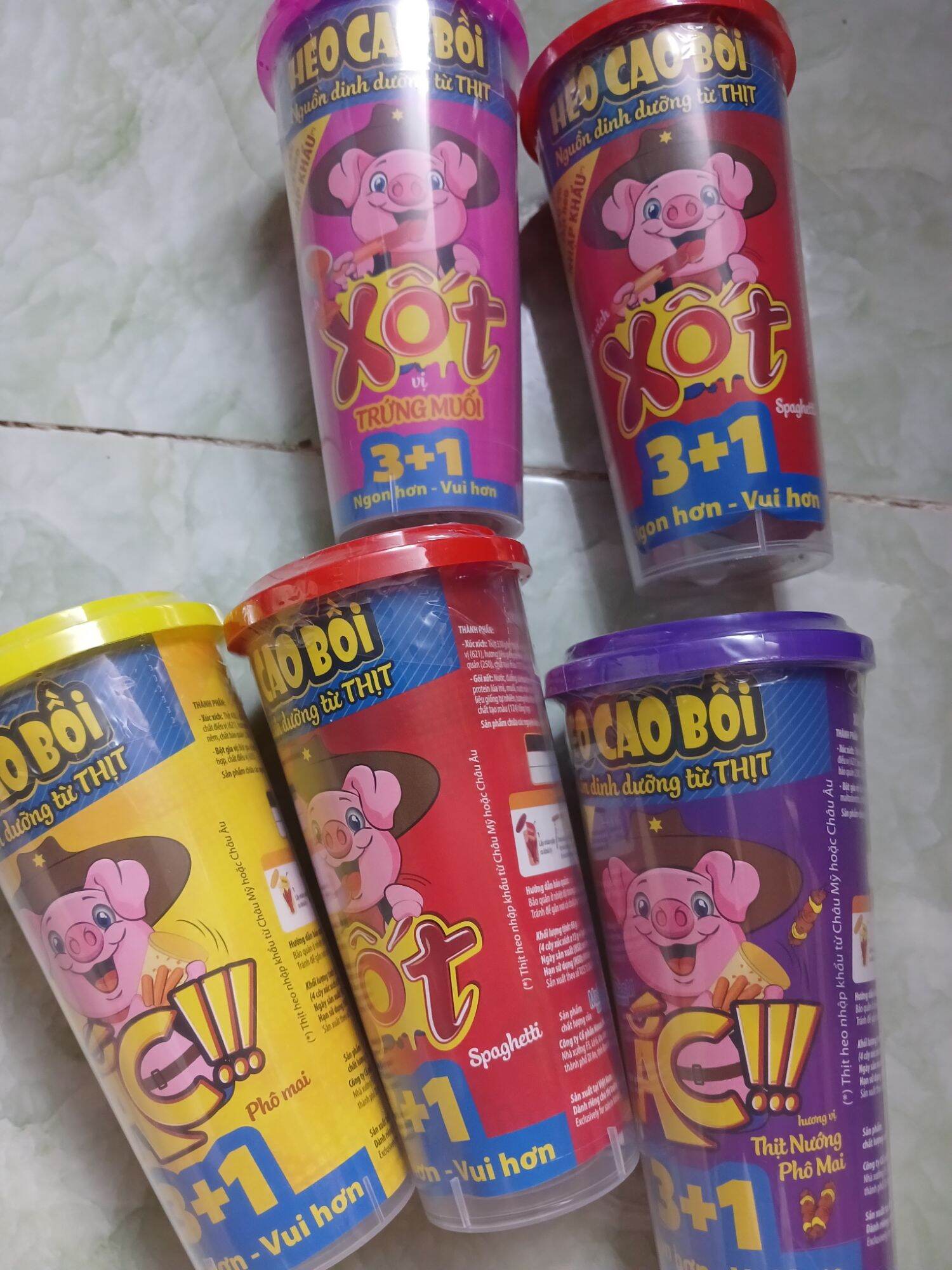 Xả kho xúc xích lắc vị phô mai và vị  chấm sốt