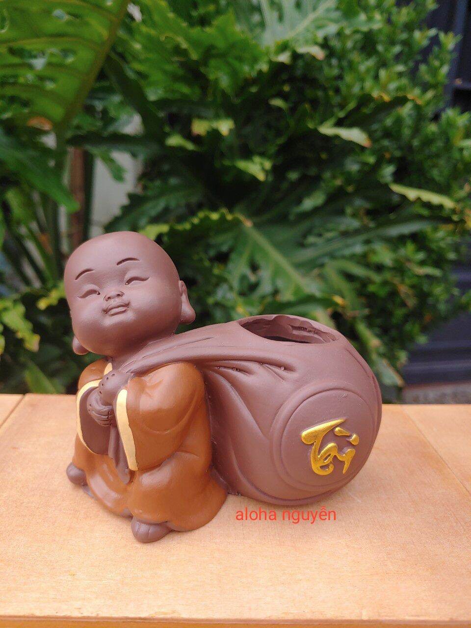 Chậu chú tiểu chữ TÀI vác túi trồng cây