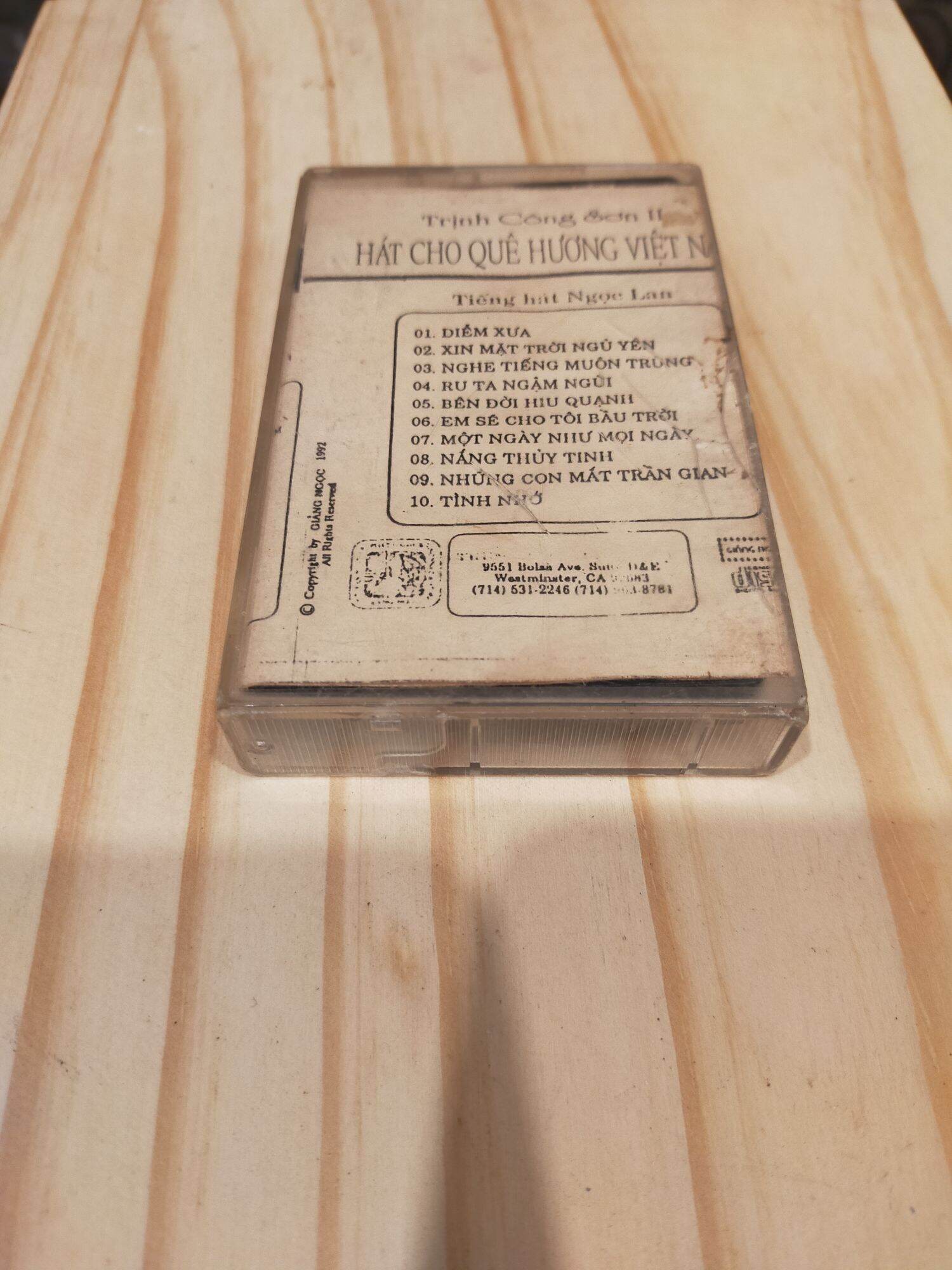 1 băng cassette maxell UD tiếng hát khánh ly nhạc Trịnh( lưu ý: đây là băng cũ