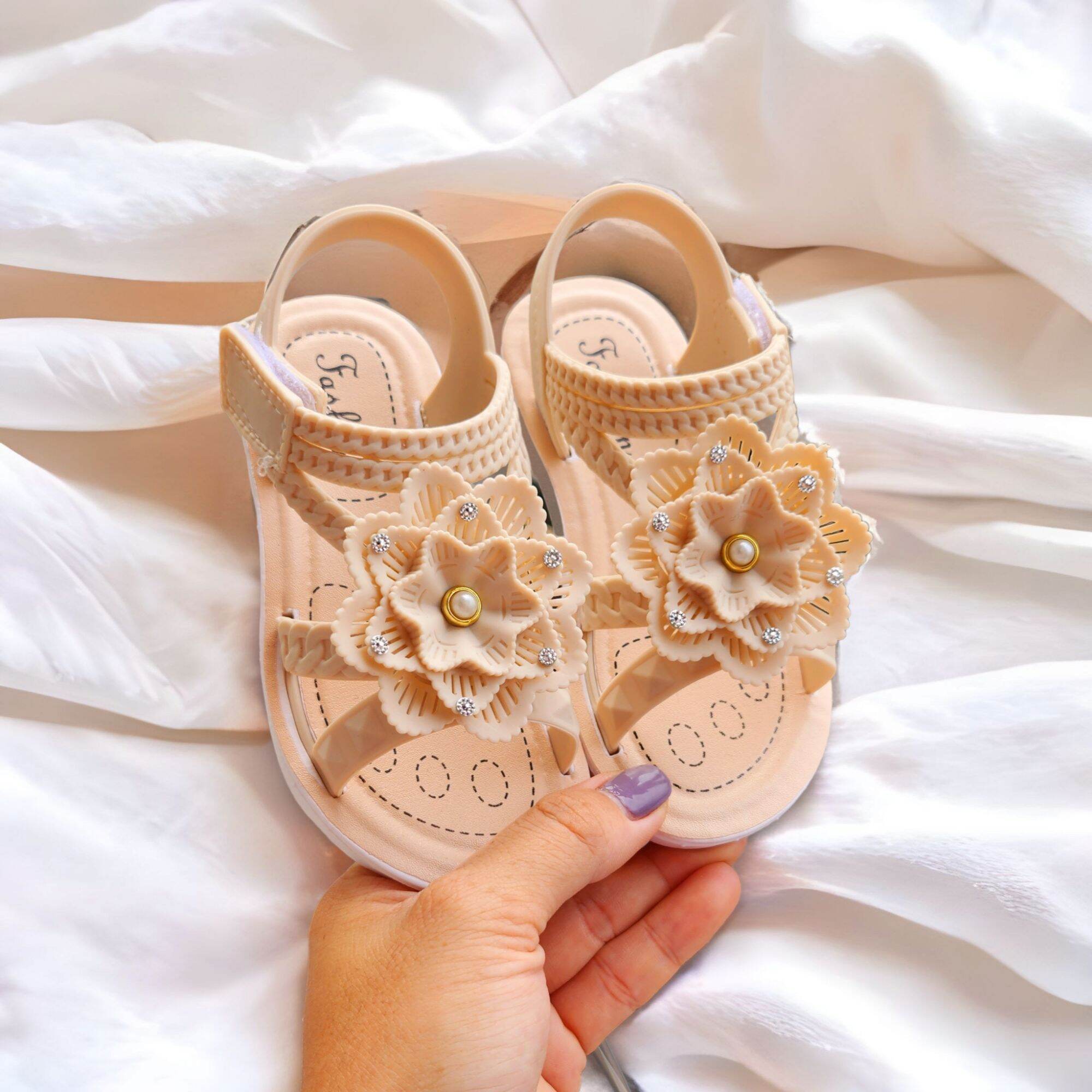 Giày sandal cho bé gái quai dán hình hoa siêu đẹp