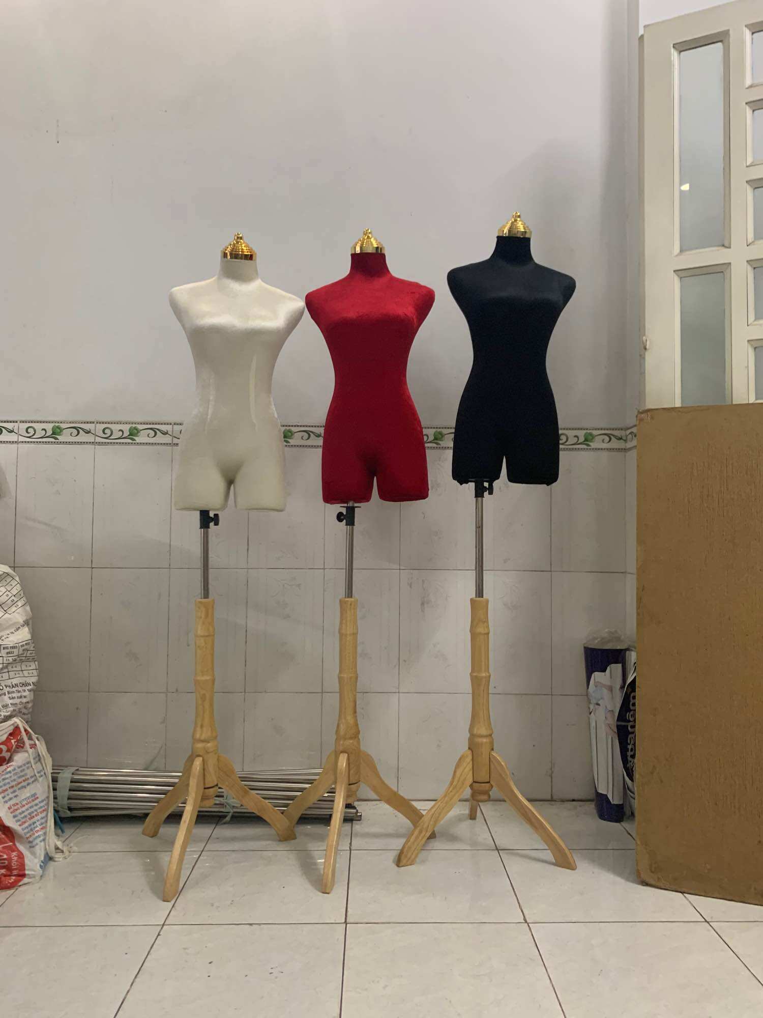 Manocanh nhung nữ đầu mạ vàng đế gỗ size M