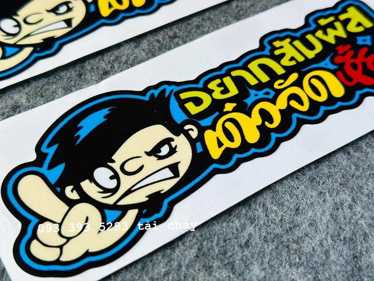 [ 1 MIẾNG ] TEM DECAL DÀI 20CM CHỮ THÁI DÁN ỐP SƯỜN