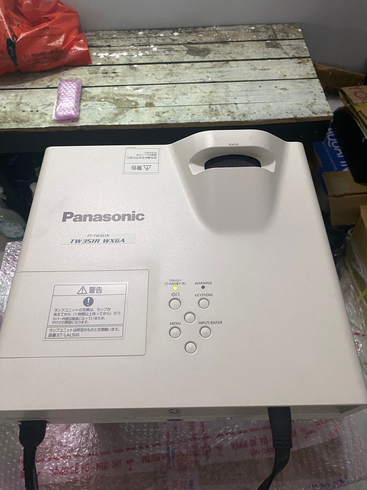Máy chiếu gần hãng panasonic pt-tw351r mới 99%