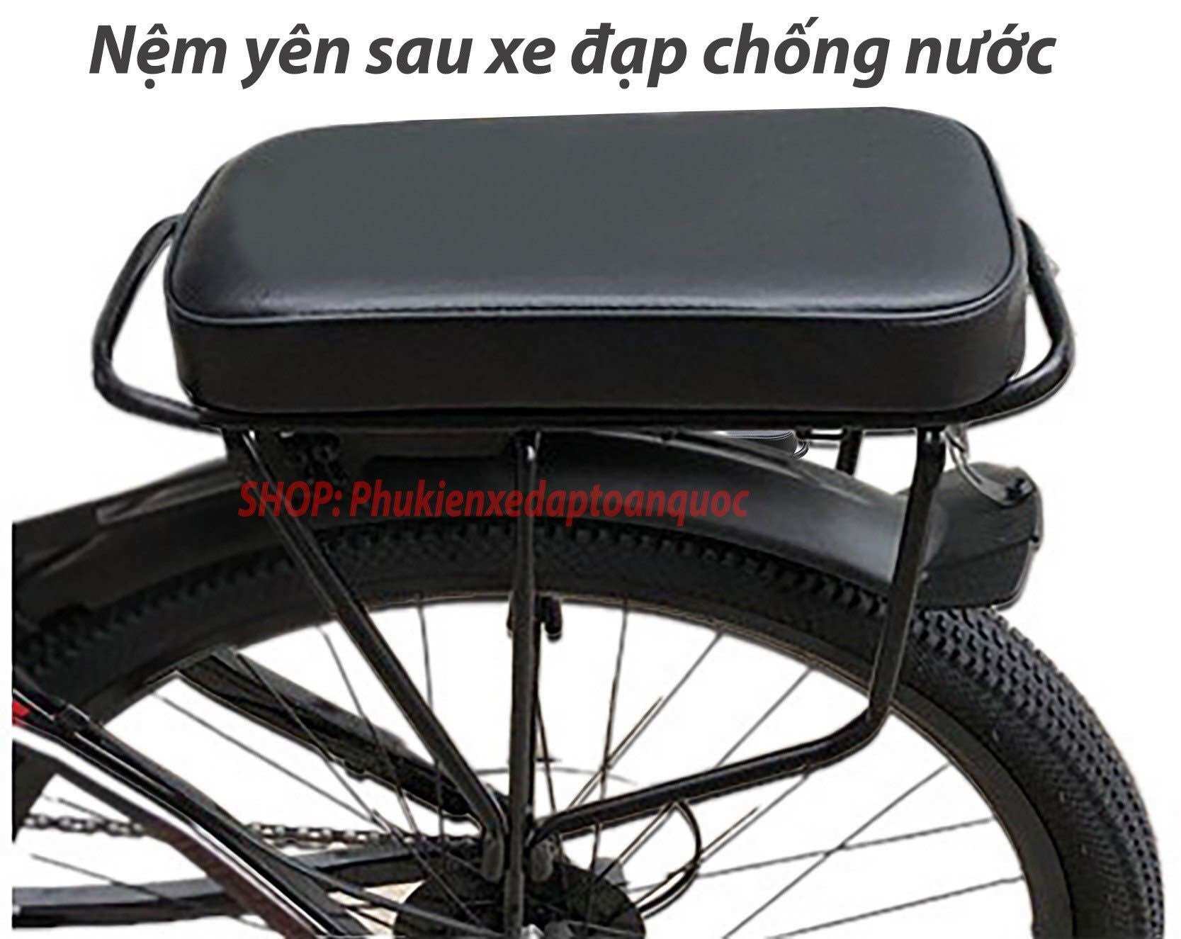 Đệm yên sau xe đạp dày dặn màu đen như hình