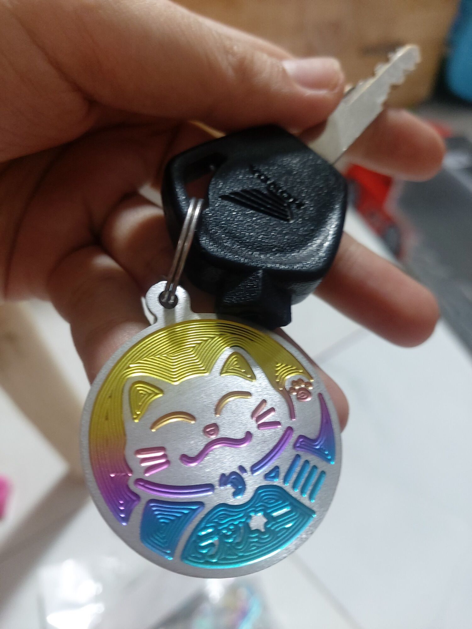 Logo móc khoá mèo may mắn titan điện phân to 4cm