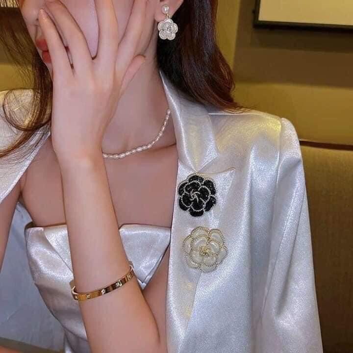 Ghim cài áo hoa trà của tiệm nhàn thanh
