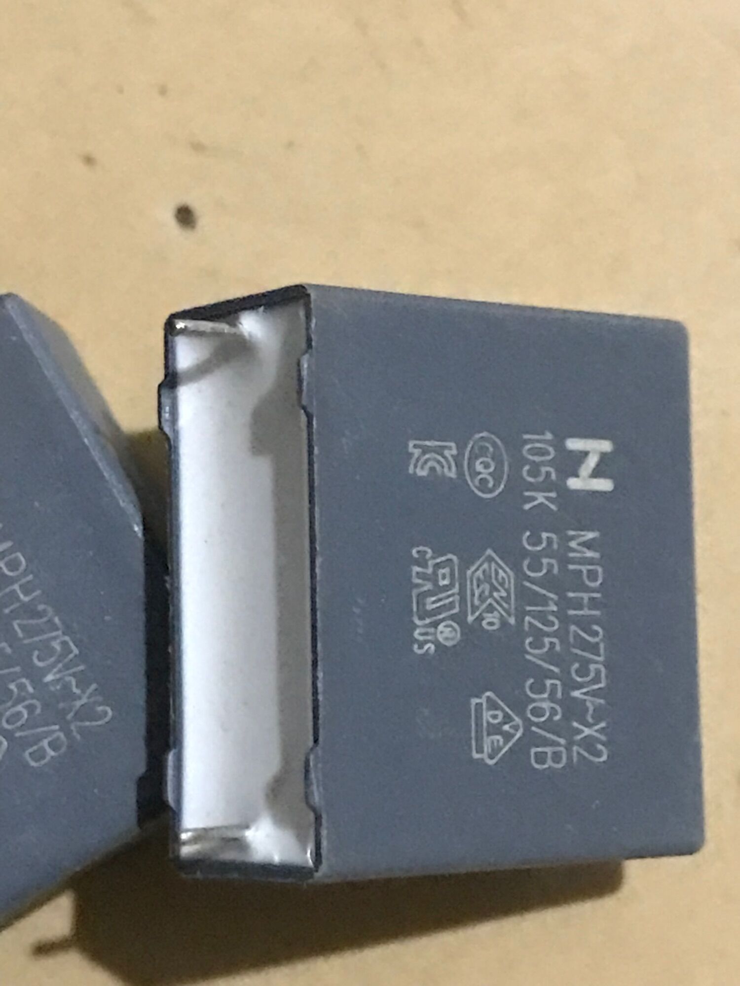 20 Tụ điện 105 k  275 v