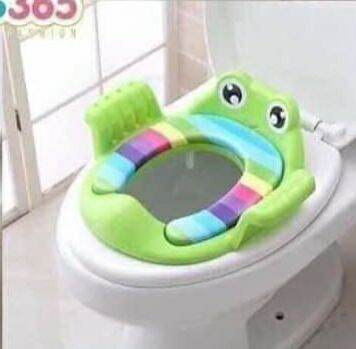 Lót thu gọn bồn cầu hình ếch có tay vịn cho bé