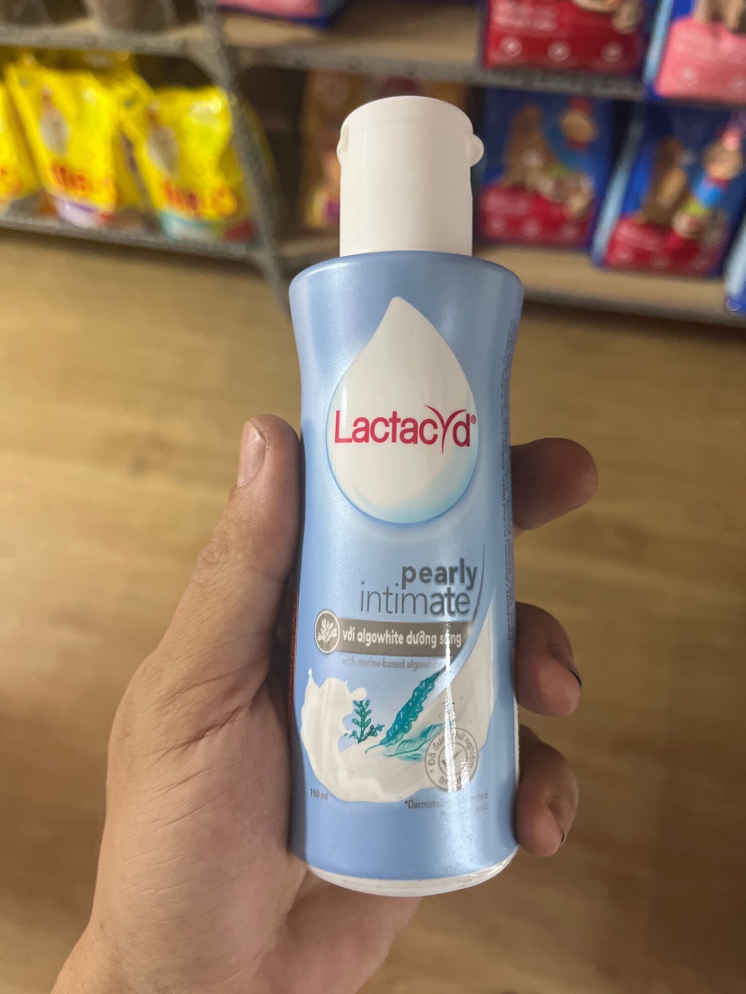 Dung dịch vệ sinh phụ nữa Lactacyd Pearly 150ml date 7 2023