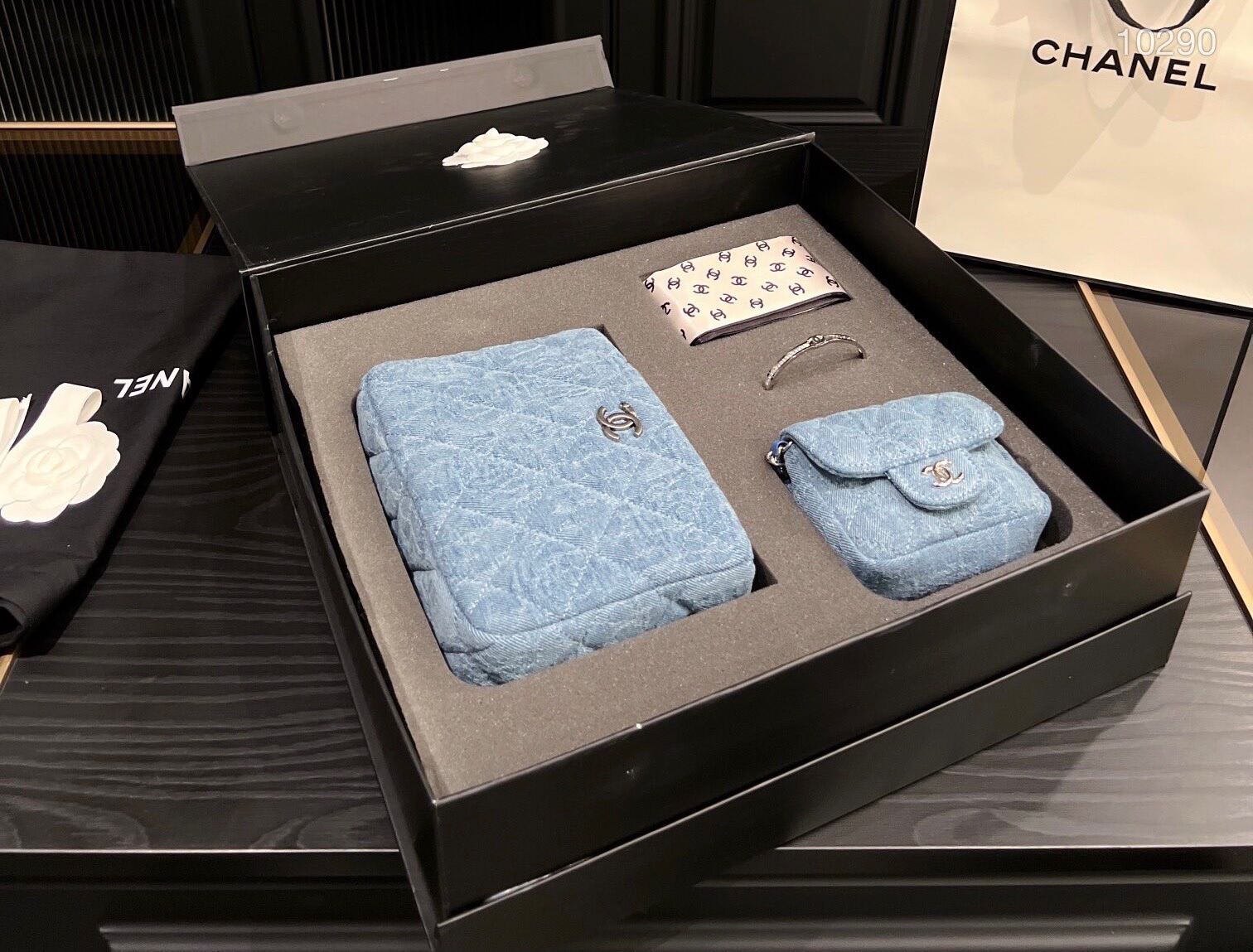 Ngọc Trinh order hàng còn chưa kịp về đã bị Đỗ Mạnh Cường vượt mặt nguyên set  túi Chanel 700 triệu về tay dành tặng con gái nuôi