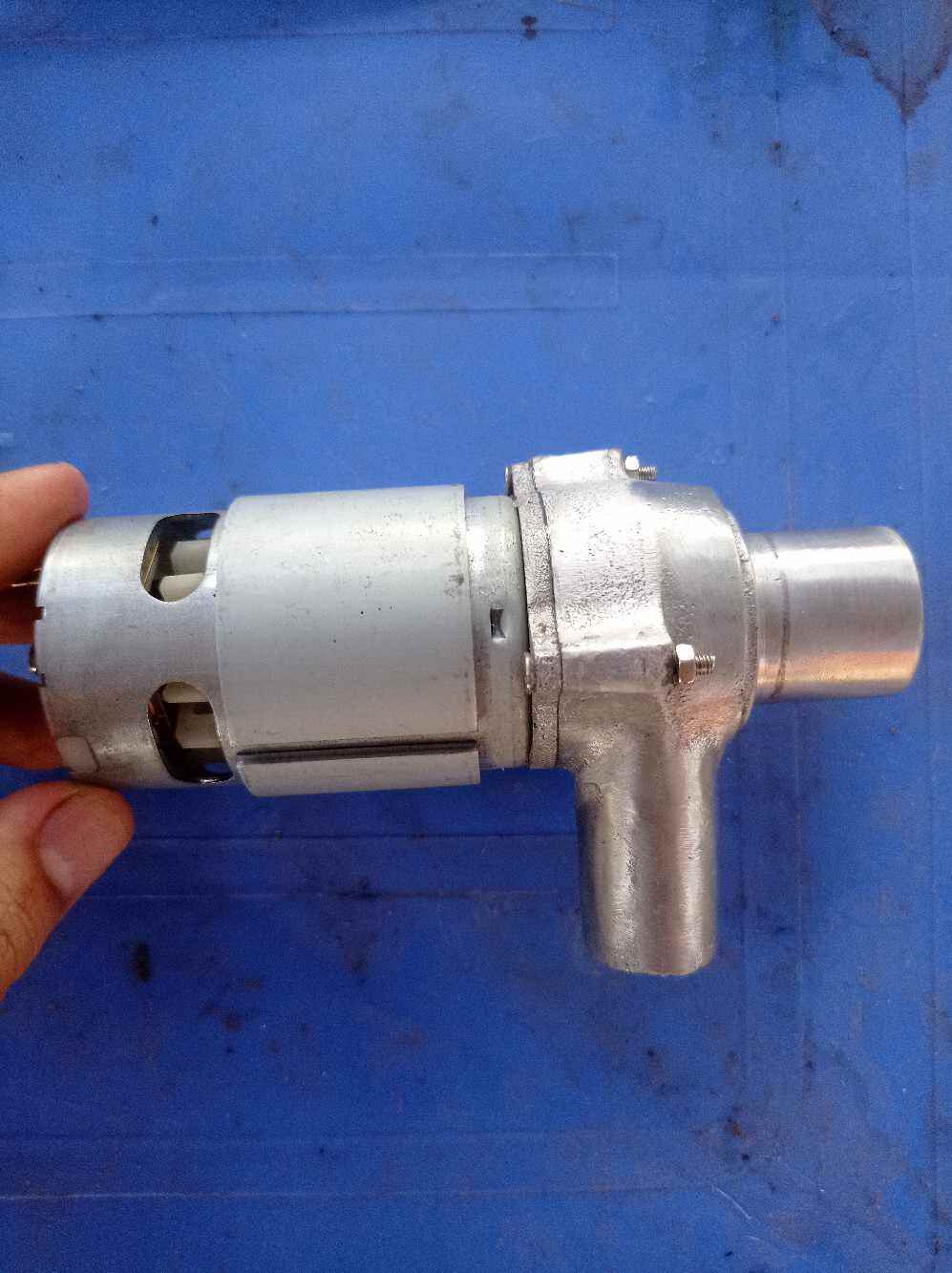 Máy bơm 12 v dùng cho bình acquy 12 v ,hoặc nguồn tổ ong 12 v 20a,30 a