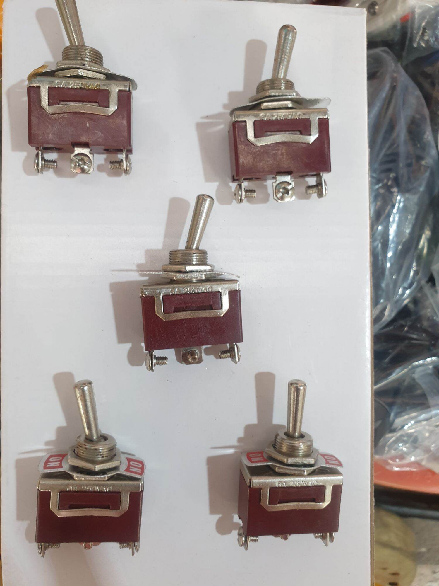 5 cái công tắc 3 chân nâu