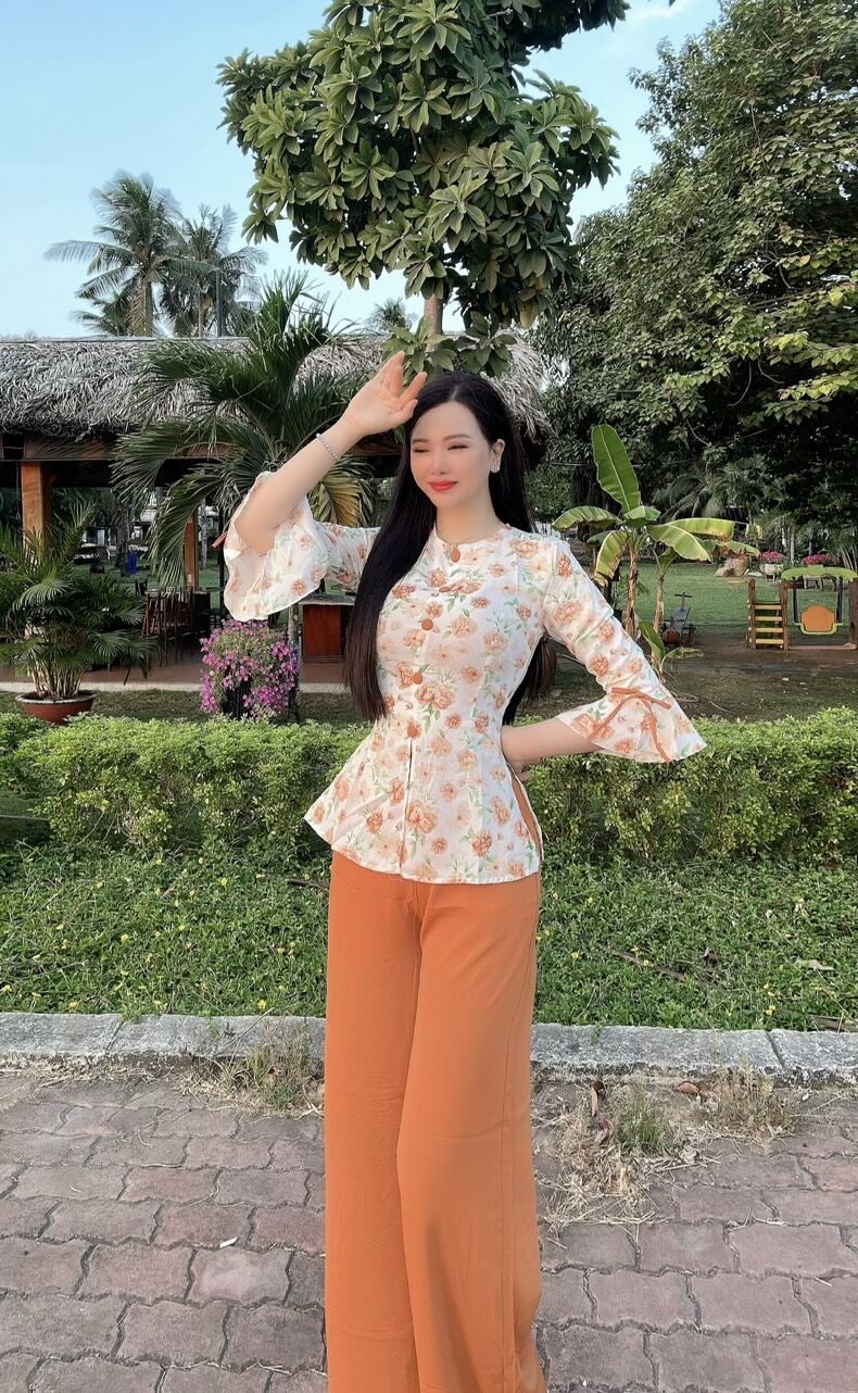 Bộ bà ba cổ tròn tay loe nút bọc vải