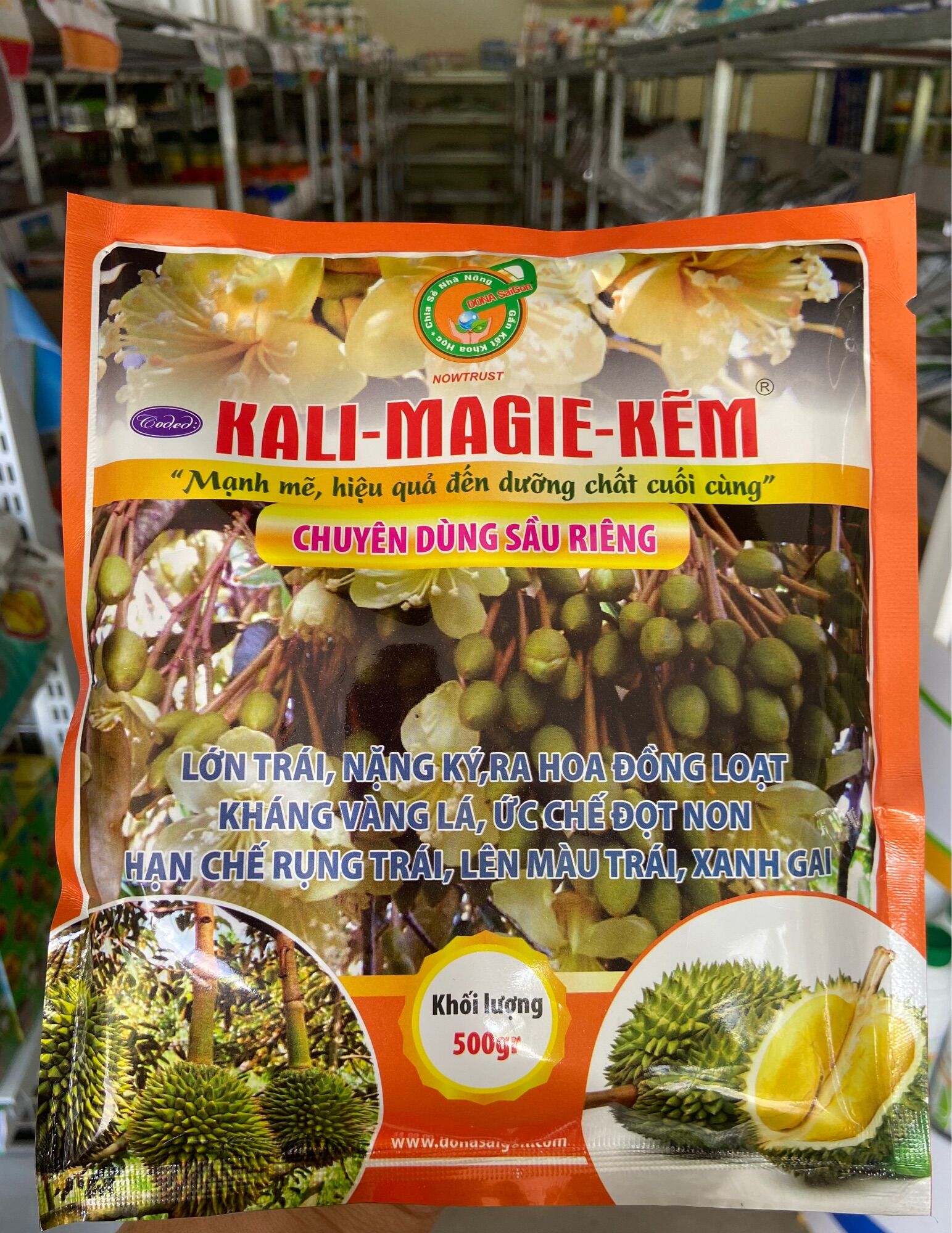 Phân bón lá giúp lớn trái, nặng kí, chắc ruột, ngọt trái, bộ lá xanh dày, làm già lá nhanh, ra hoa đồng loạt, ức chế đọt non, hạn chế rụng trái, lên màu trái, xanh da, xanh gai