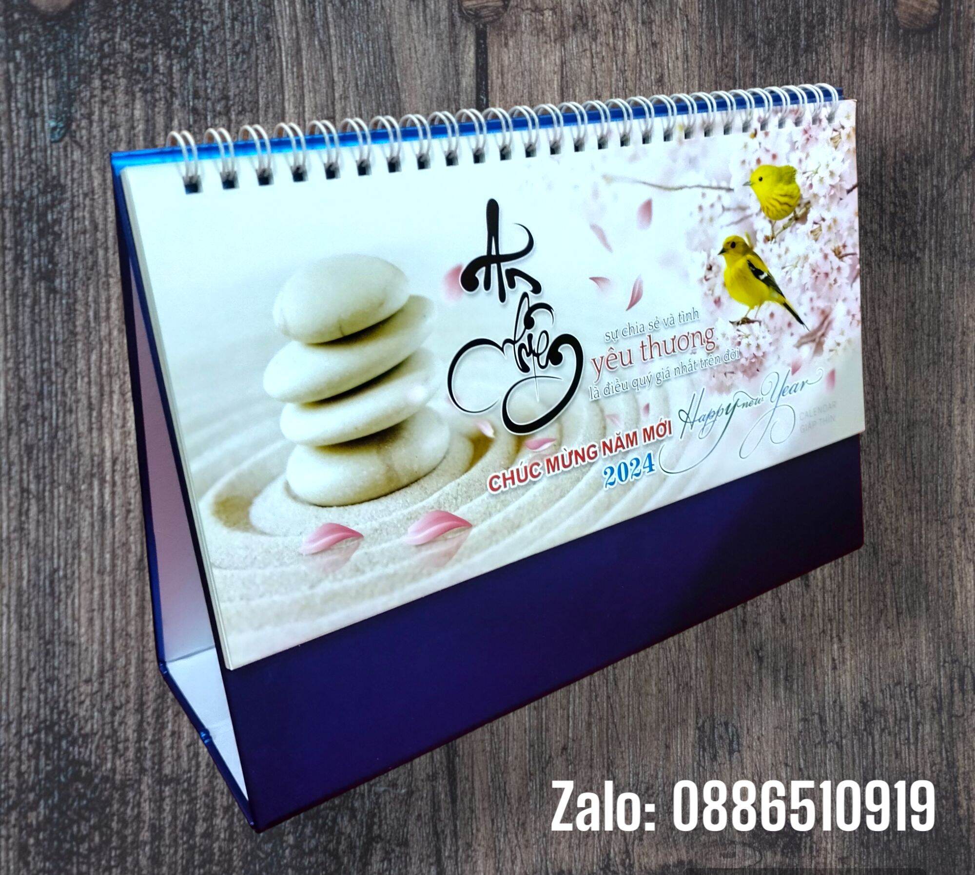 Lịch để bàn chữ a an nhiên đế xanh dương có lịch âm 2024