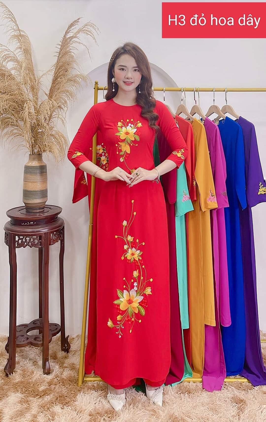 Áo dài đỏ vải tằm ý thêu hoa dây mềm