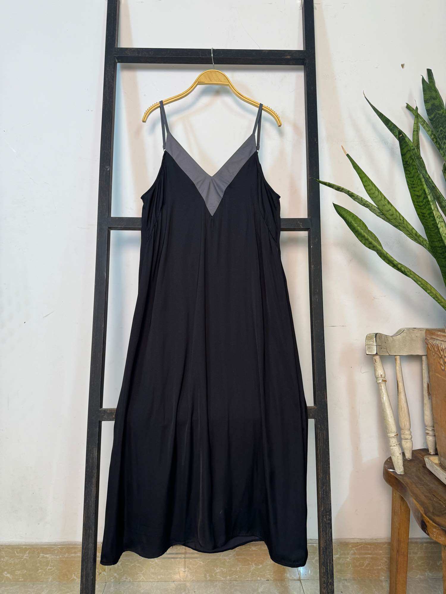 Đầm lụa 2 dây dài cổ V phối màu Infashion