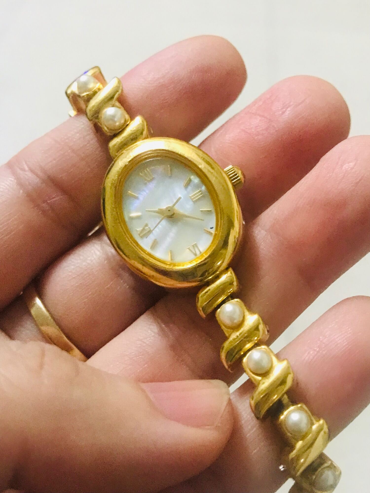 Đồng hồ Avon dáng lắc của Nhật nữ đeo. Hàng si tuyển