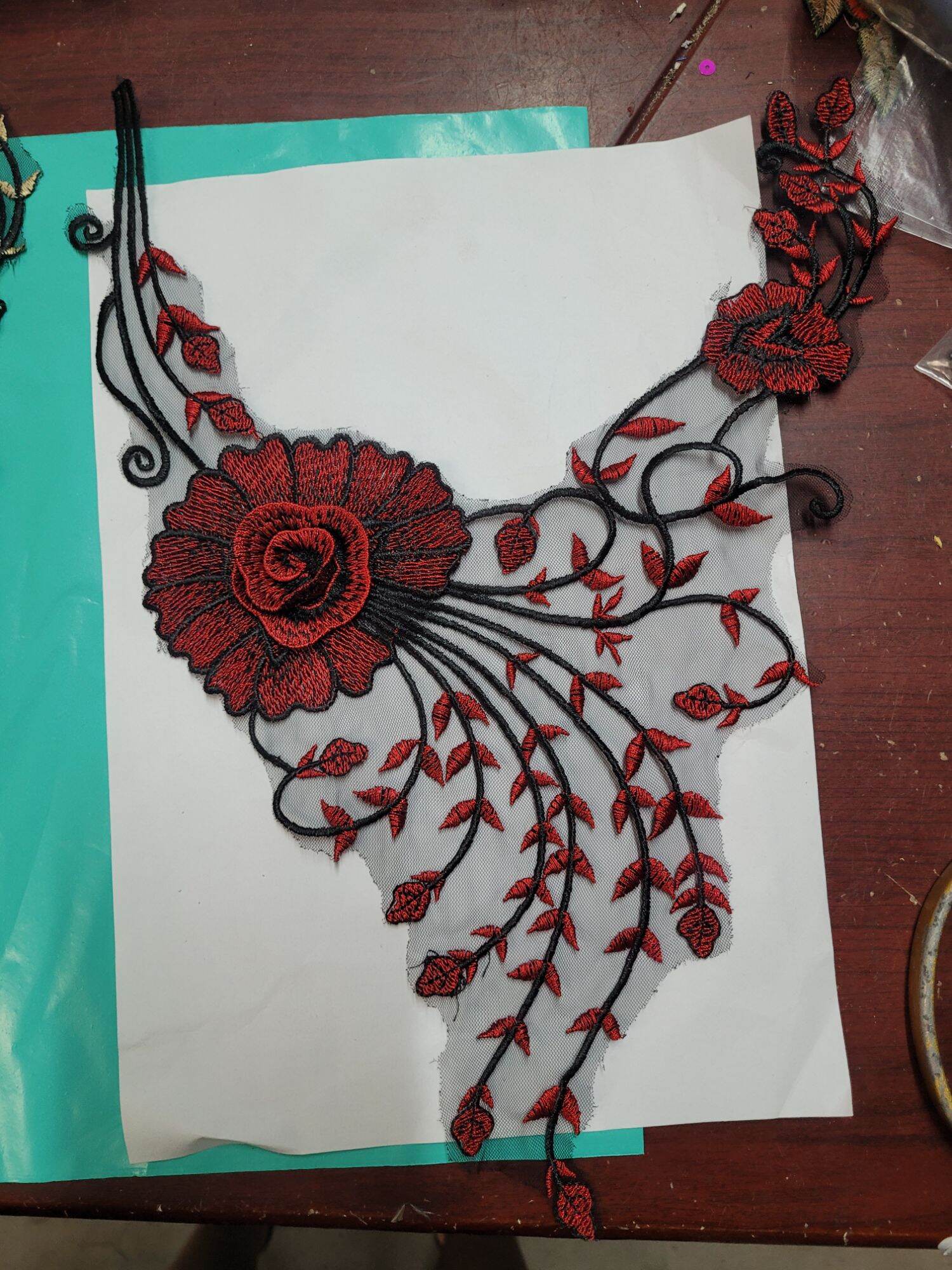 Ren cổ thêu hoa nổi