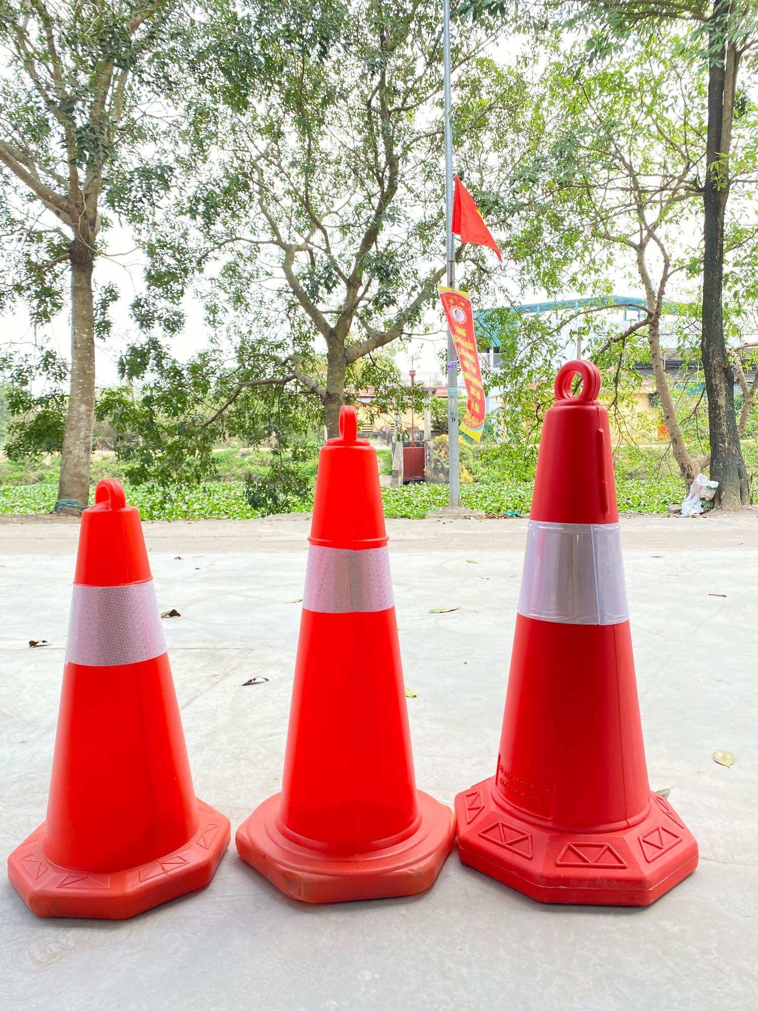Cọc tiêu nhựa Nhật Quang đỏ phản quang trắng (55cm, 65cm ,75cm)