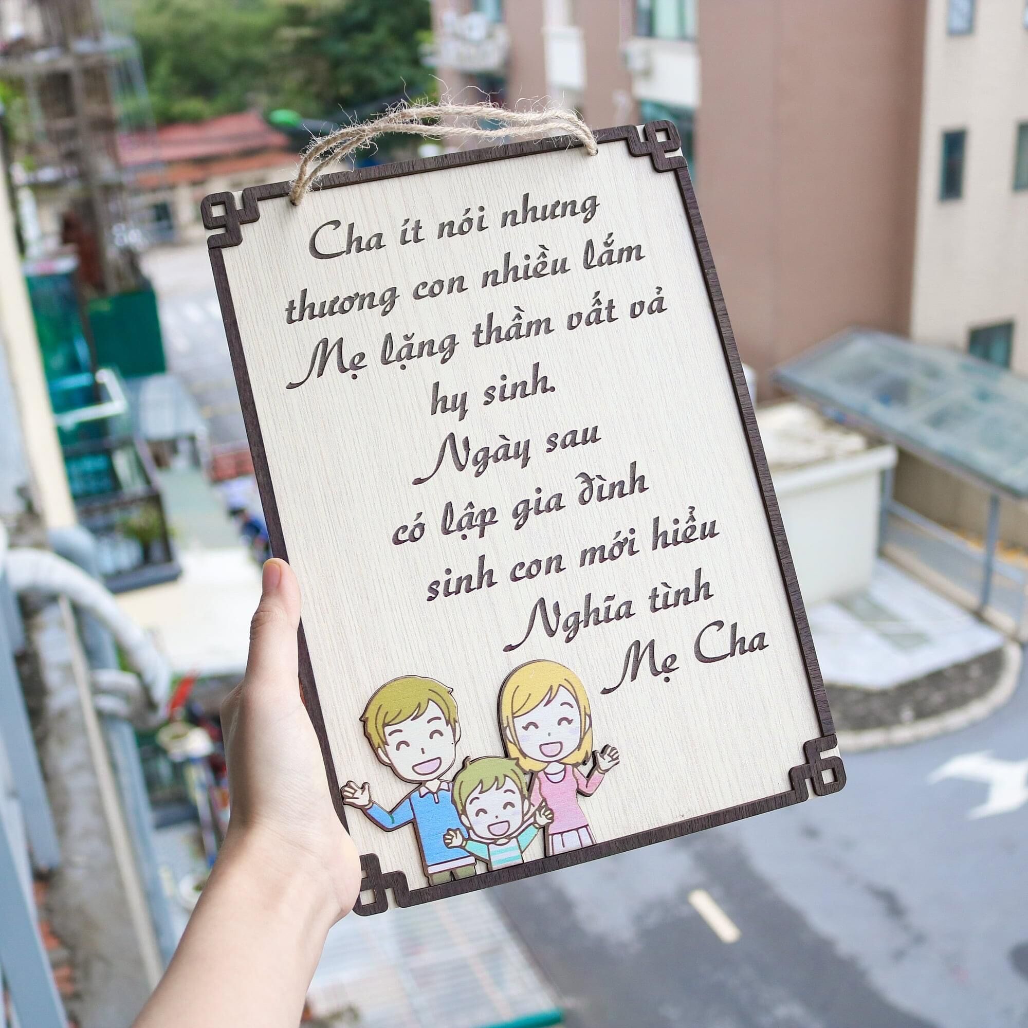 Tranh gỗ tình cảm cha mẹ cha ít nói nhưng thương con nhiều lắm mẹ lặng thầm vất vả hi sinh có dây treo tặng đinh ba chân