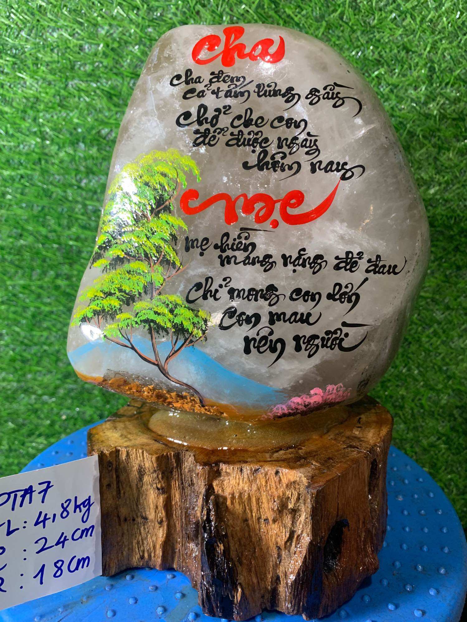 Thư pháp trên đá thạch anh tự nhiên,(TPTA7, KL: 4,8kg,C: 24cm, R: 18cm),thơ :(cha mẹ ), viết chữ theo yêu cầu khách ...( TPTD01)