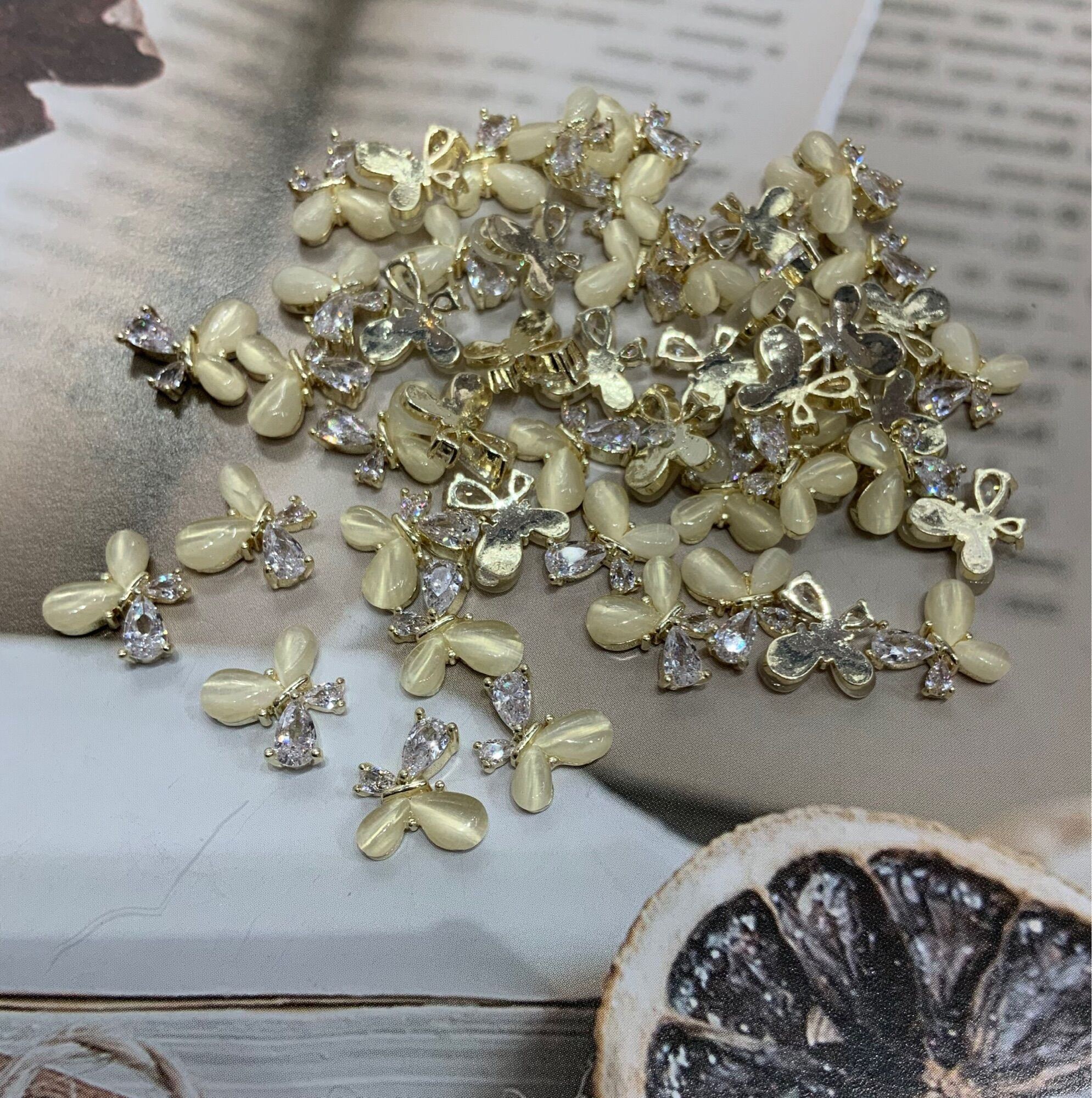 Charm bướm cao cấp ( giá 1c)
