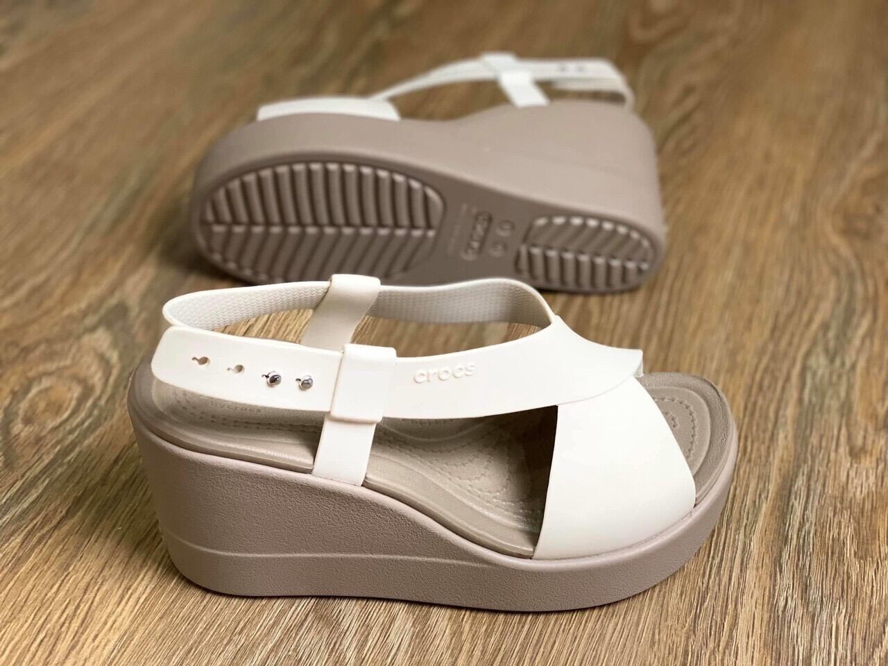 SANDAL CROCS BROOKLYN CAO GÓT ĐẾ XUỒNG MÀU ĐEN