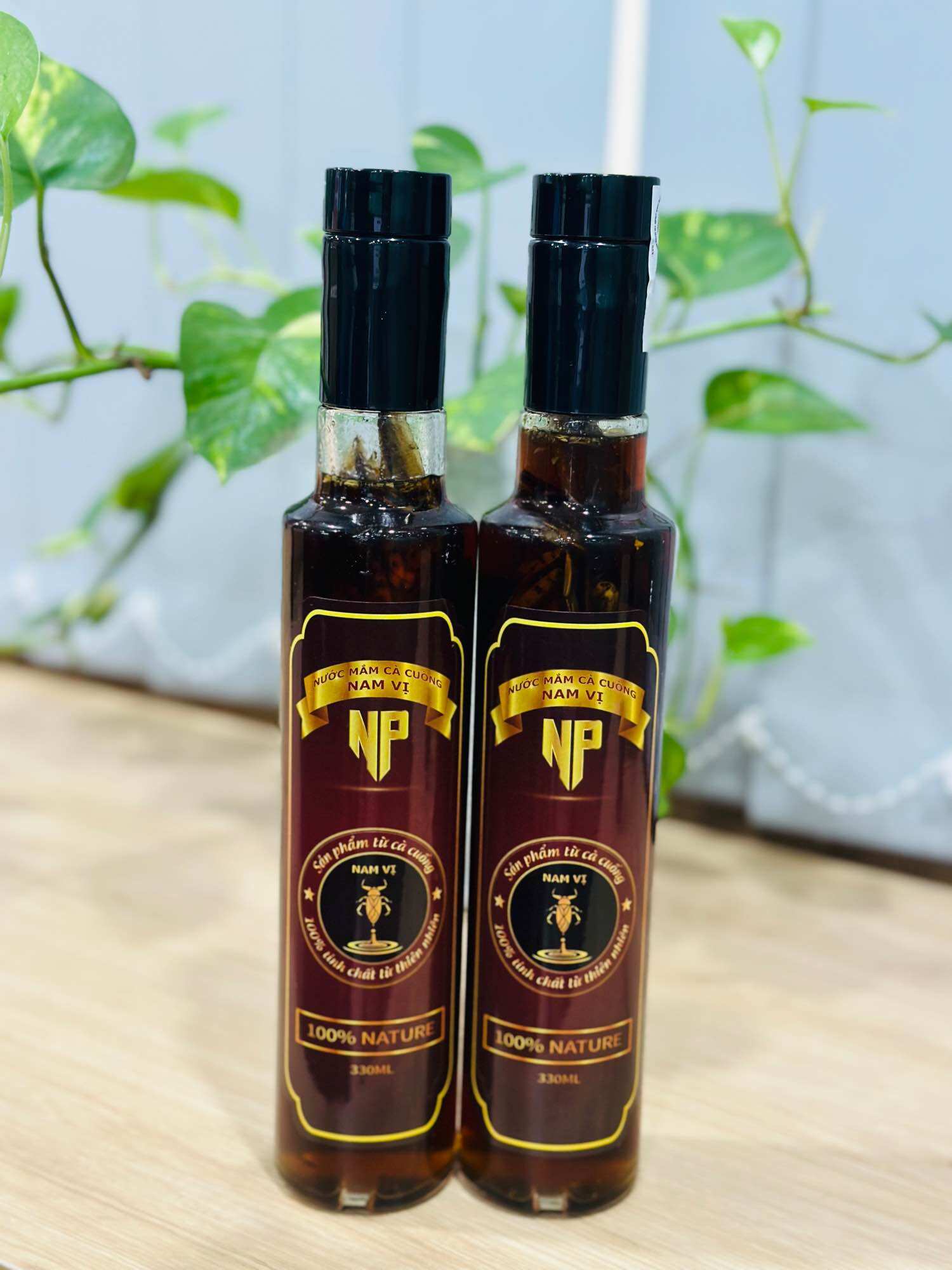 Nước mắm 330ml và 4 con cà cuống đực
