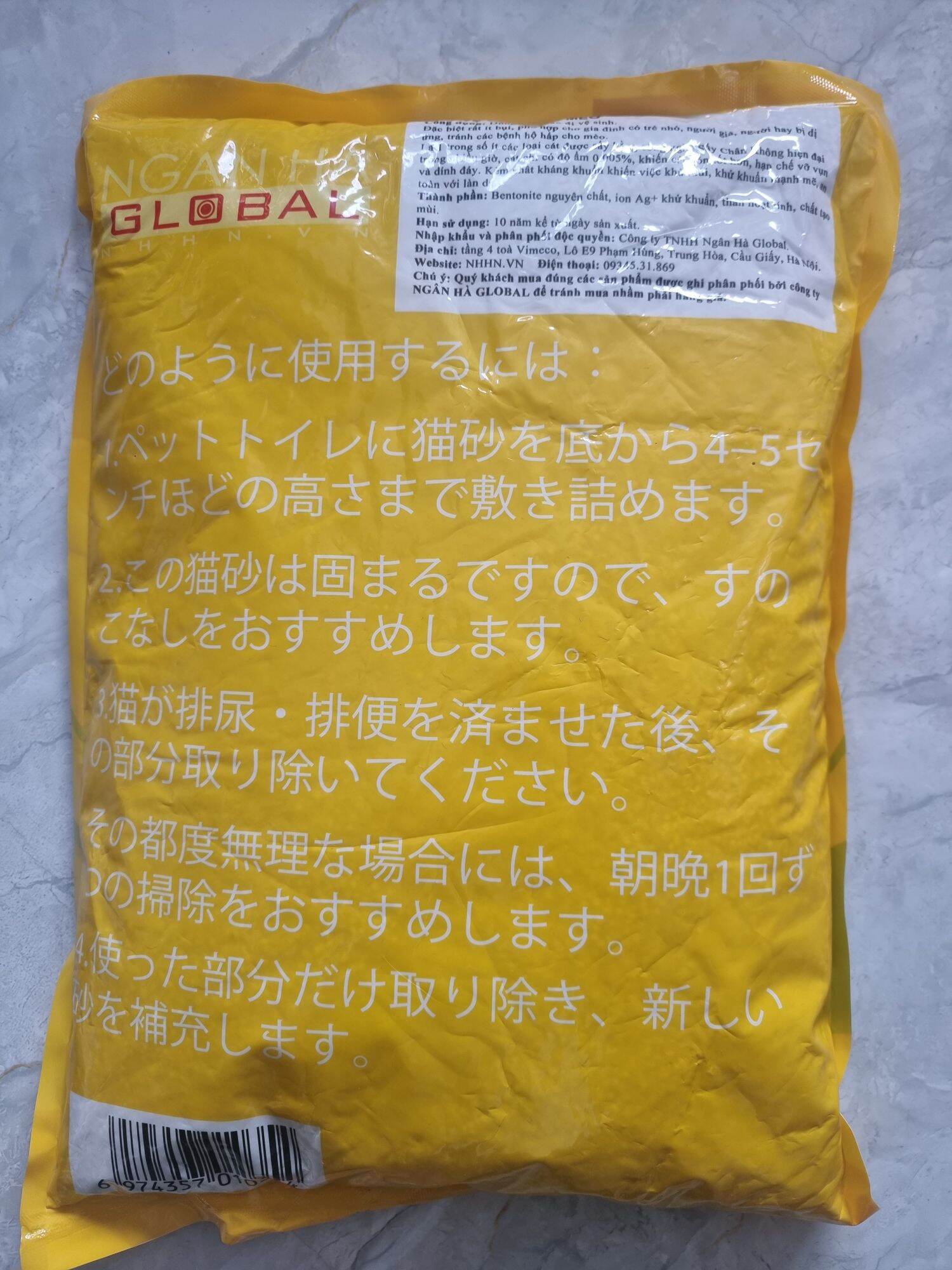 Cát Min lót chuồng cho mèo
