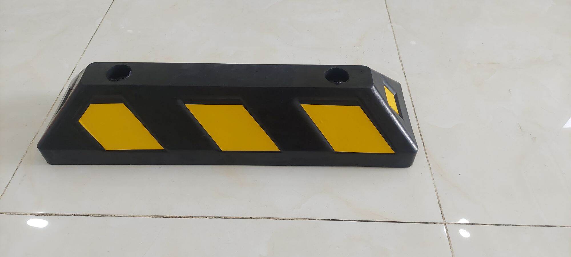 Chặn bánh xe ô tô cao su ( 100x 150x 550mm) cao cấp