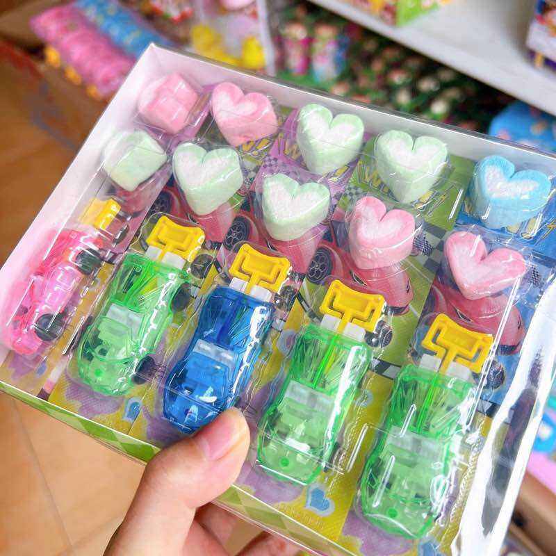 Hộp 30 vỉ kẹo bông hình tim có kèm đồ chơi