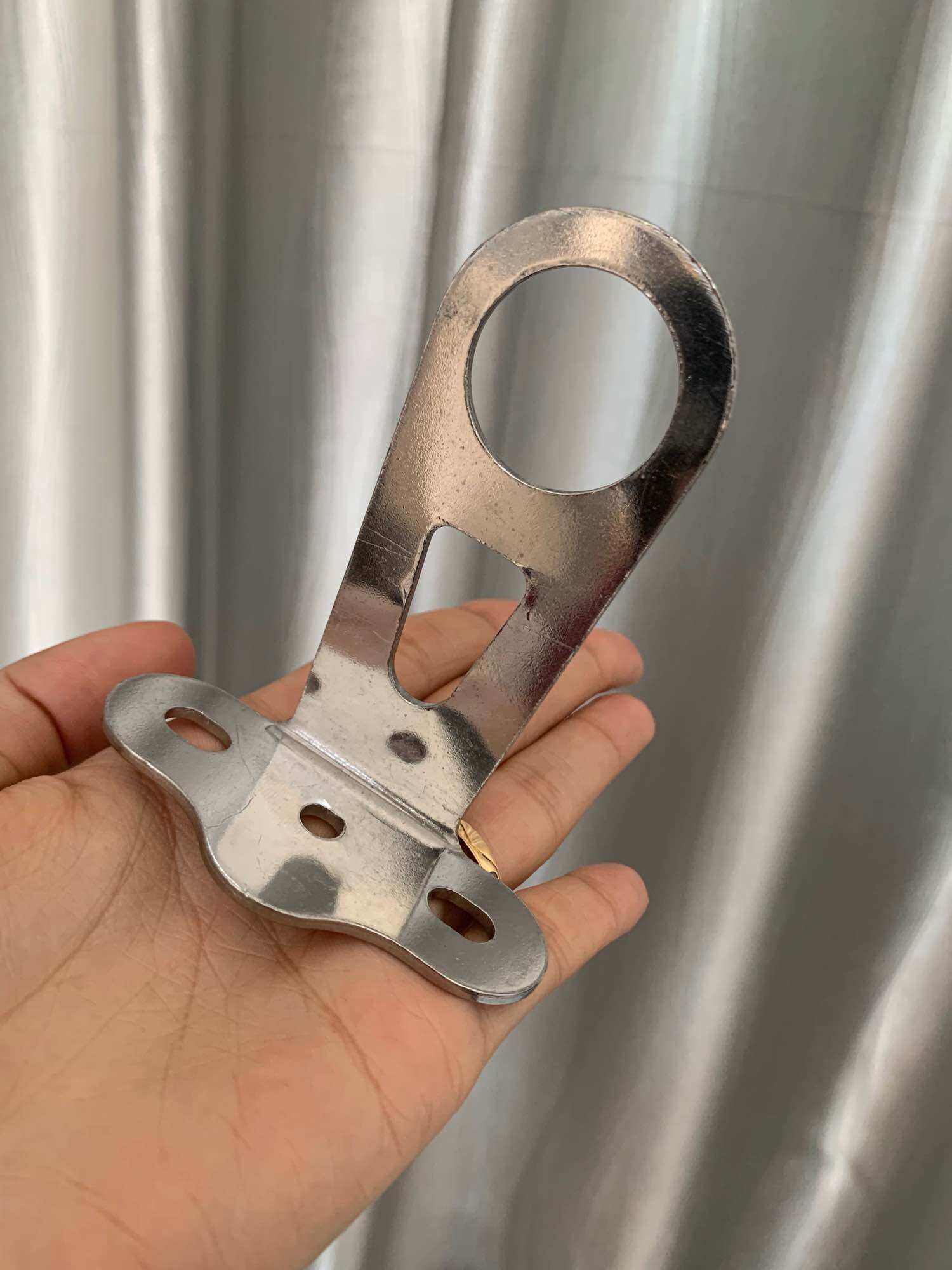 thanh đỡ rổ xe đạp ( thanh bắt giỏ xe đạp) tiện lợị