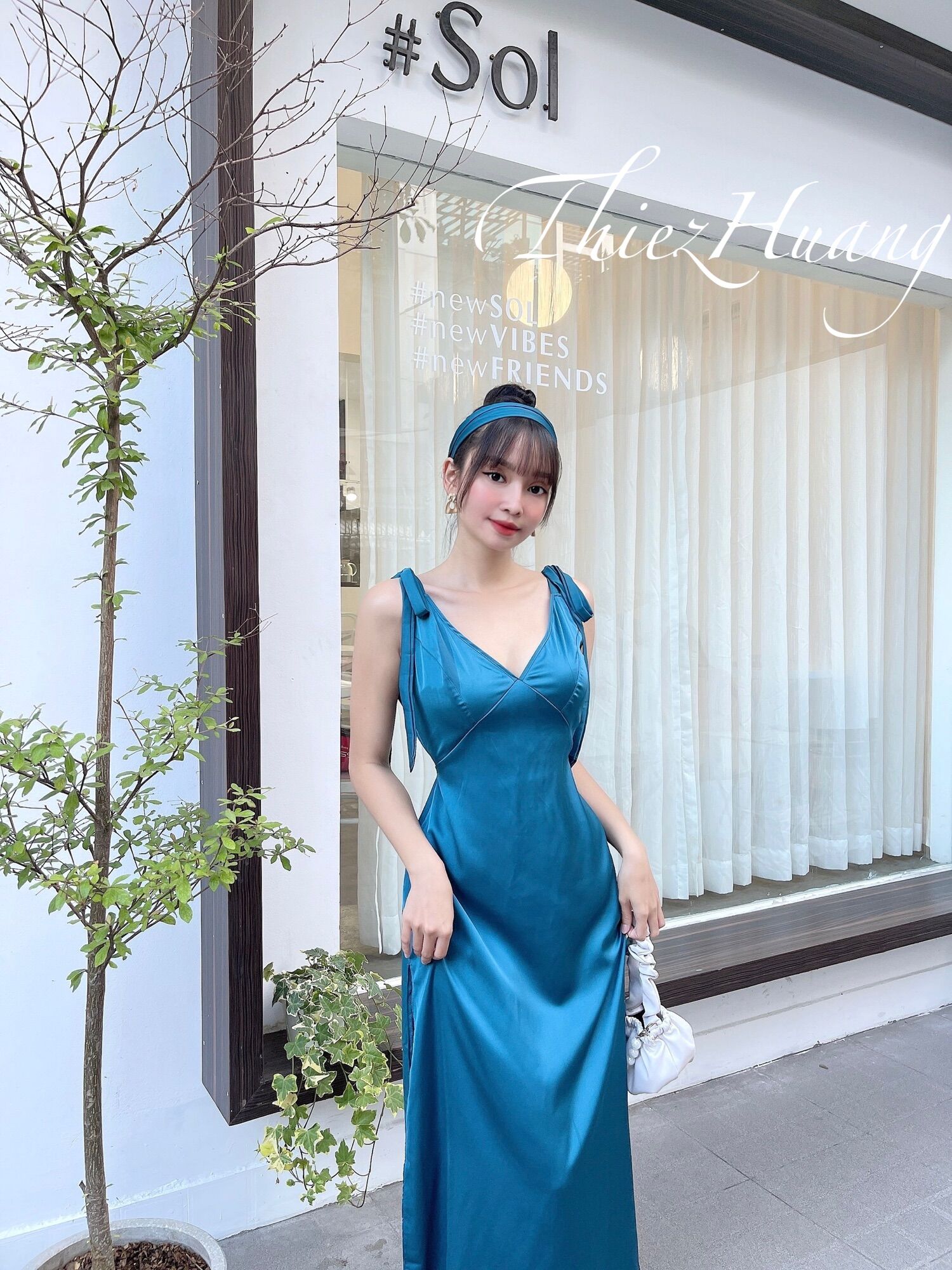 Đầm maxi lụa dáng dài hở lưng , trẻ trung