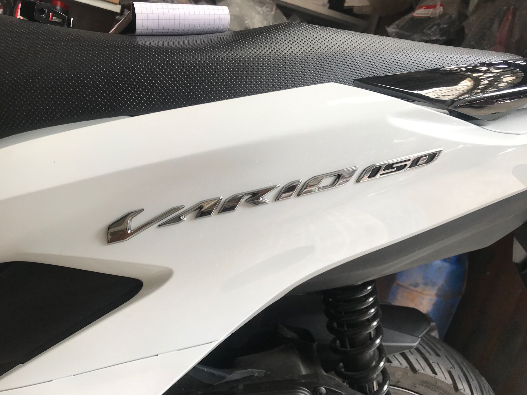 1 chữ vario 150 zin indo màu crom trắng đời 2018
