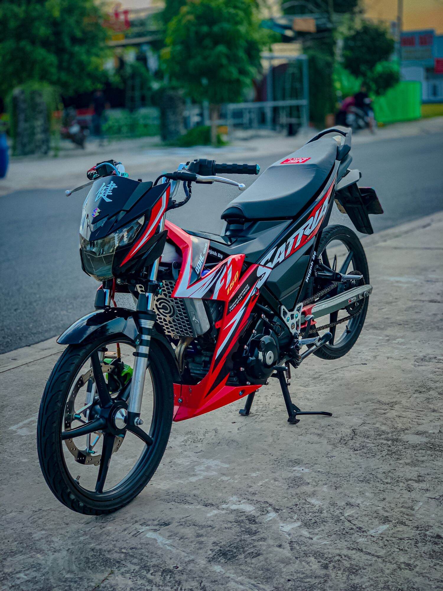 tem xe satria raider đen đỏ