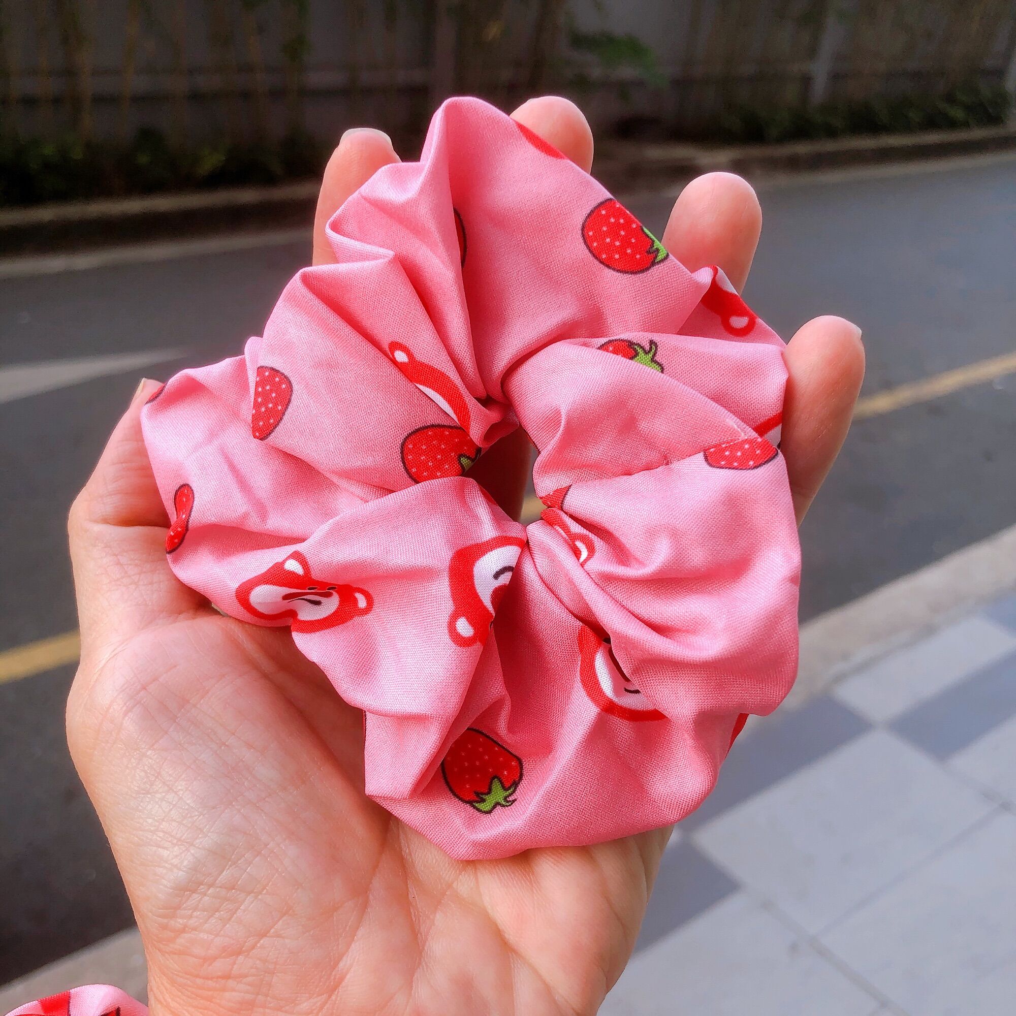 CỘT TÓC SCRUNCHIES GẤU DÂU LOTSO