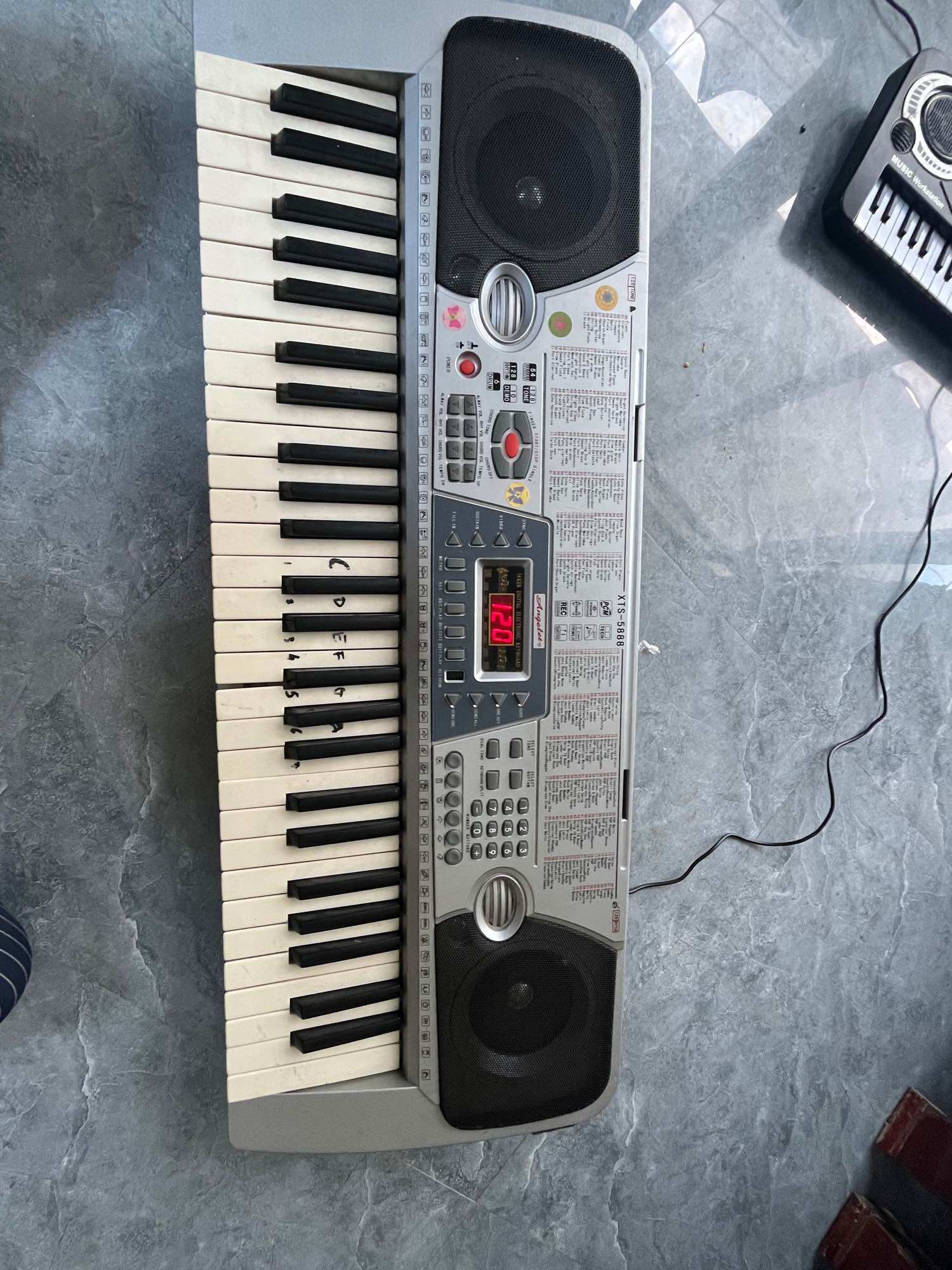Yamaha Psr-E263 Electronic Keyboard with Led Screen and Built-In Speakers, Suitable for Beginners.