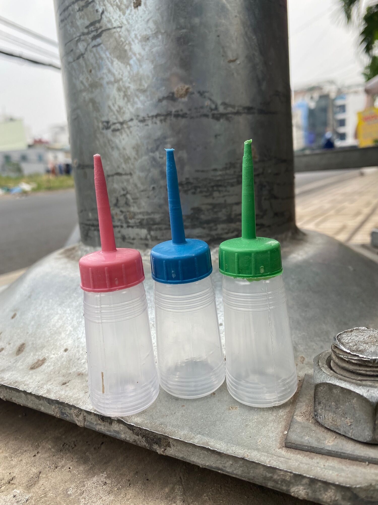 Bình châm dầu quai nhựa nhỏ đủ màu
