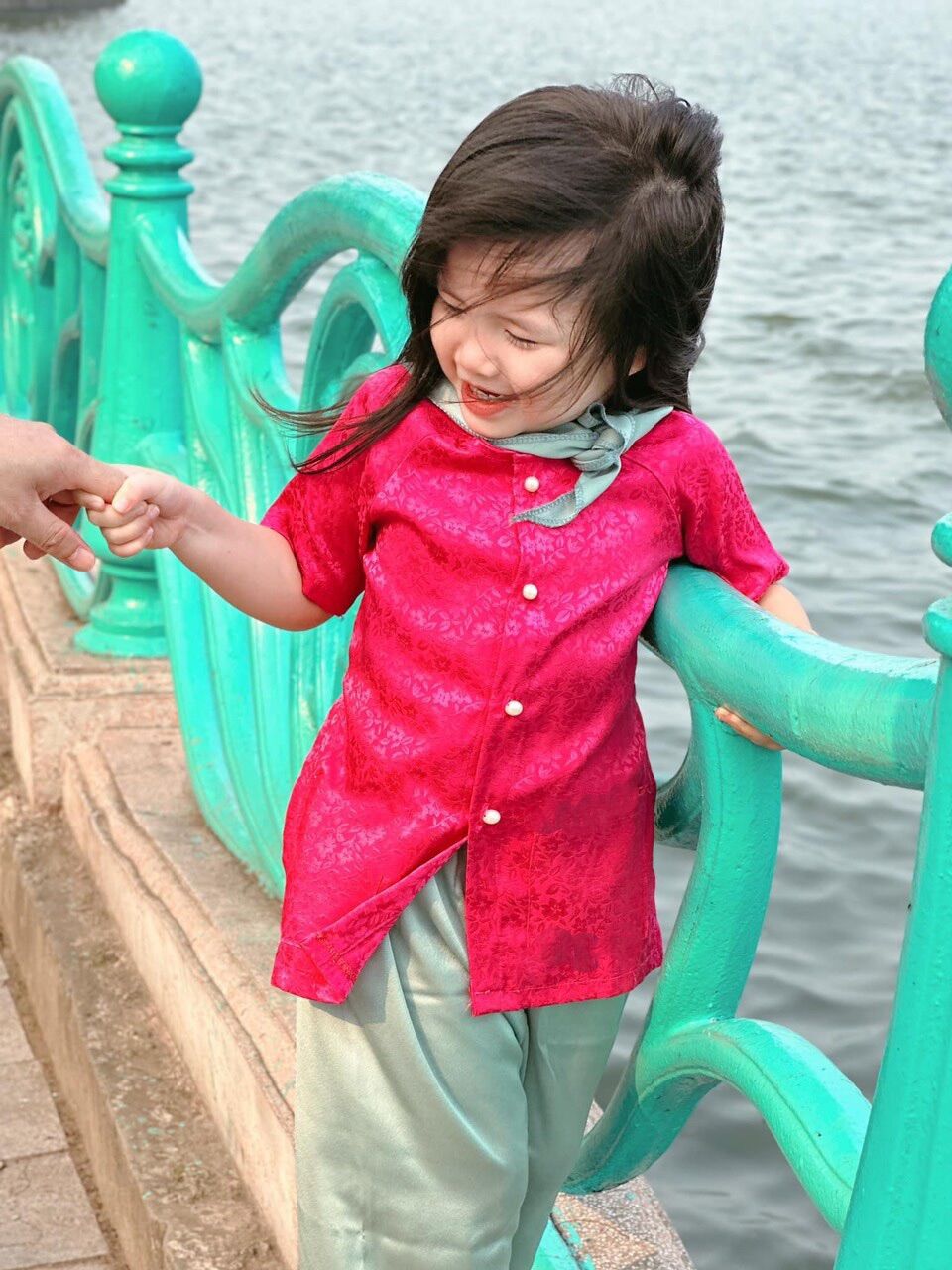 Bộ quần áo bà ba gấm kèm khăn lụa satin cho bé gái