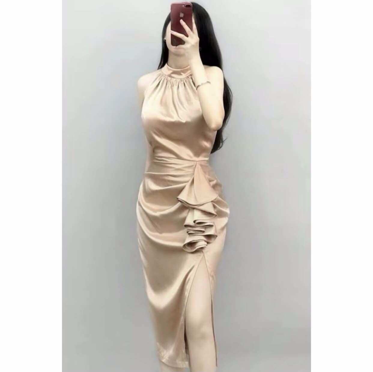 Đầm body cổ yếm xẻ tà phối bèo chất phi lụa sang chảnh