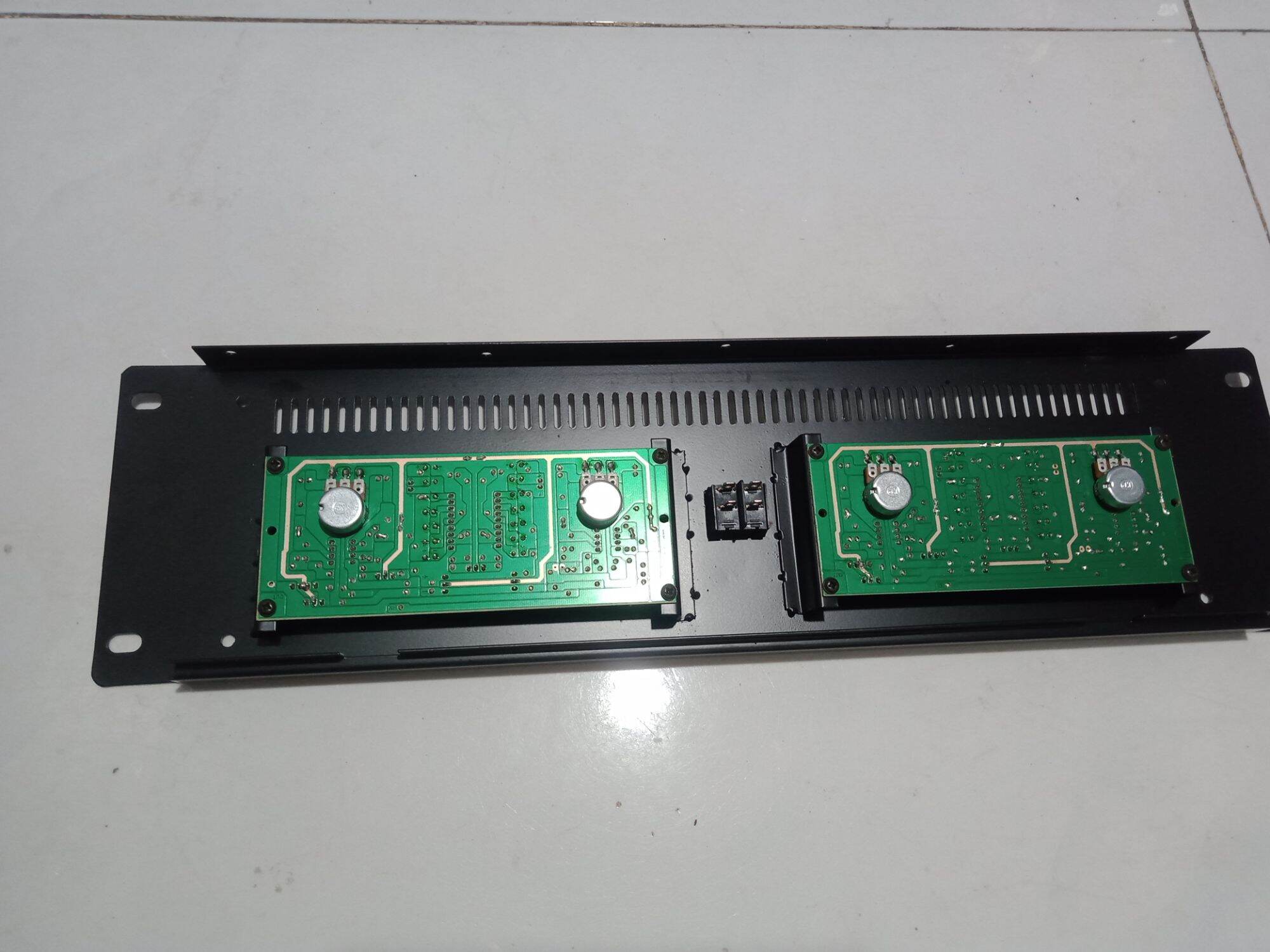 mặt ampli lên thành cục đẩy 4 kênh