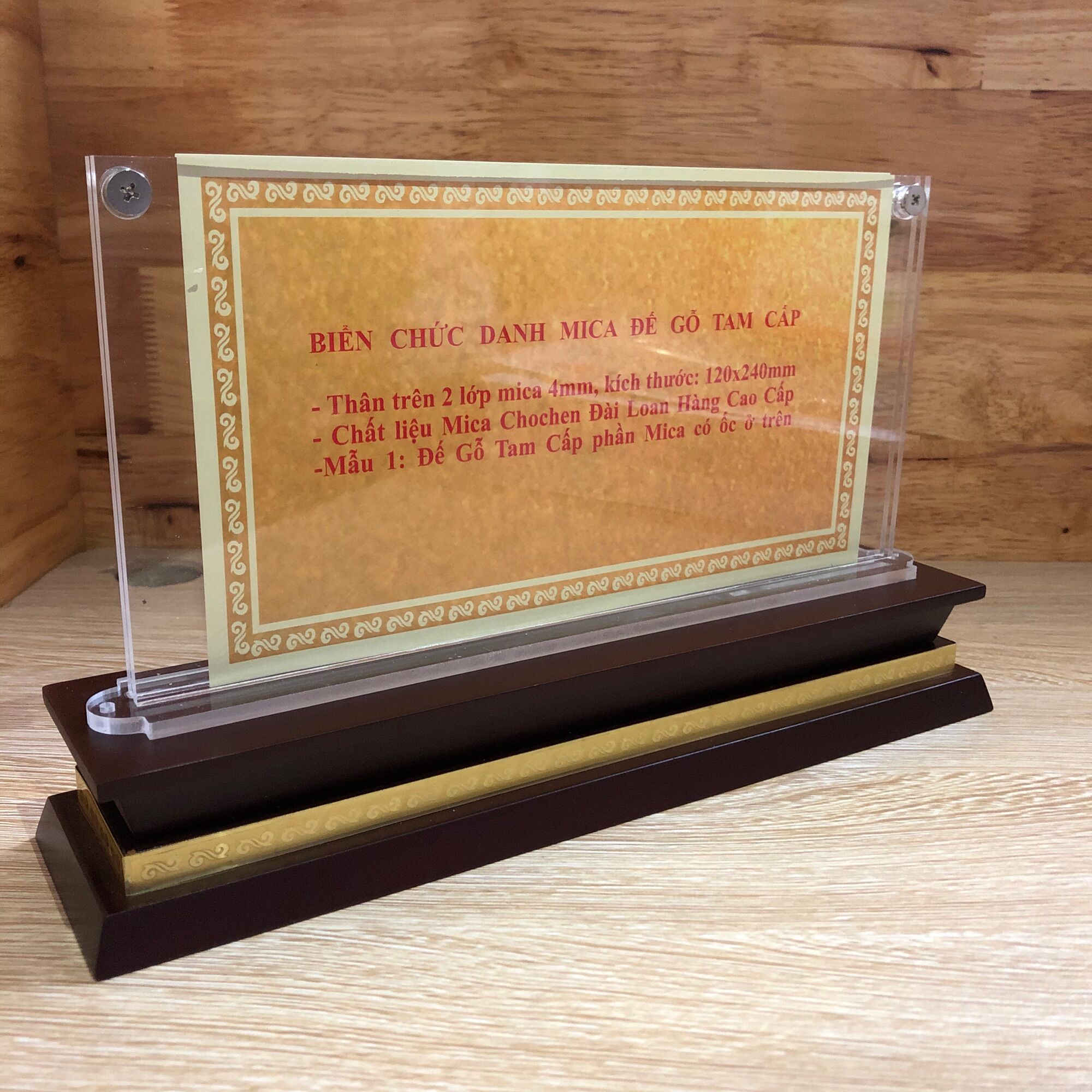 Biển Chức Danh Mica Đế Gỗ Tam Cấp