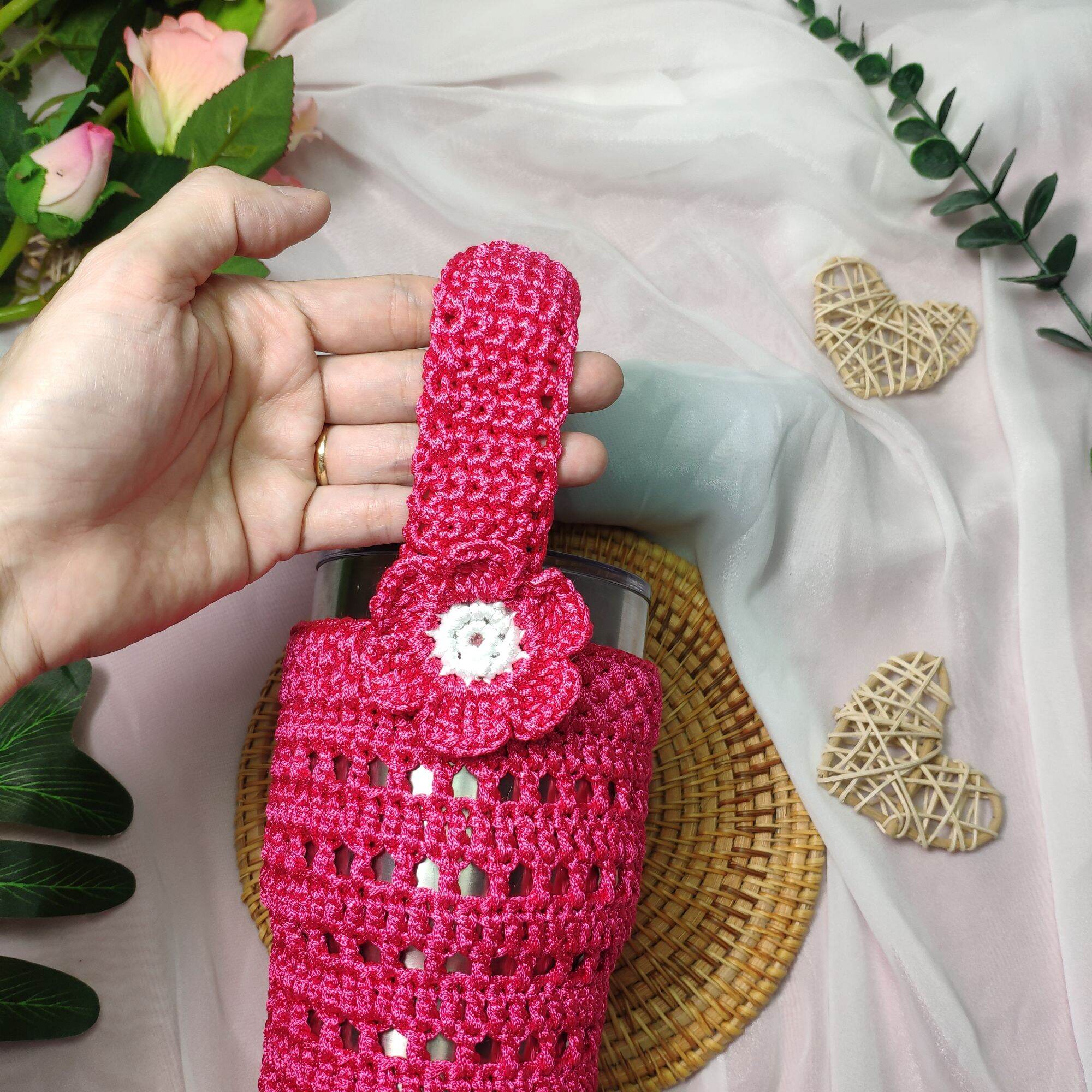 Túi đựng ly giữ nhiệt bằng sợi dù handmade màu hồng, có quai cầm, phù hợp cho du lịch và sử dụng hàng ngày.
